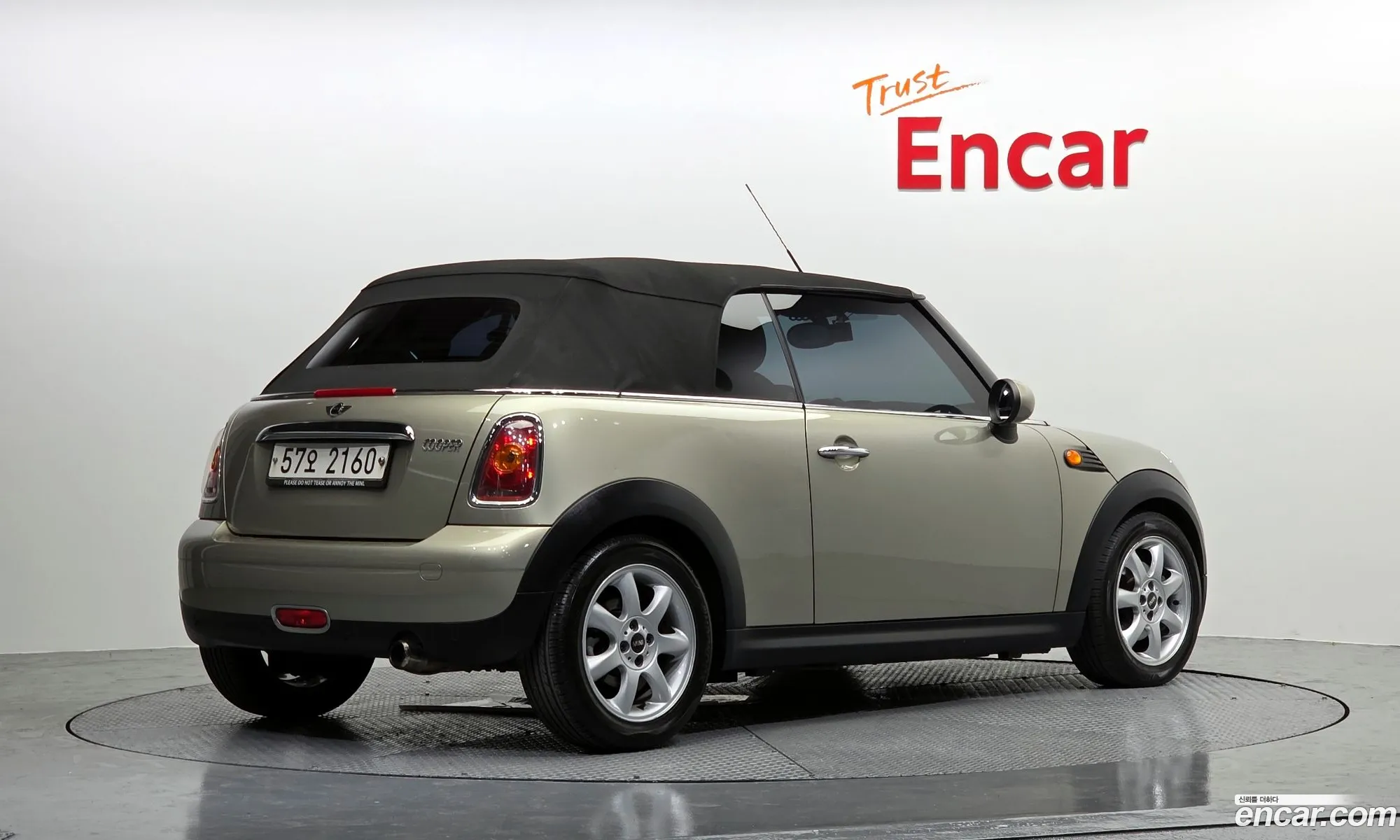 Mini Cooper Convertible 2010 WMWMR3109ATX68502 — 2