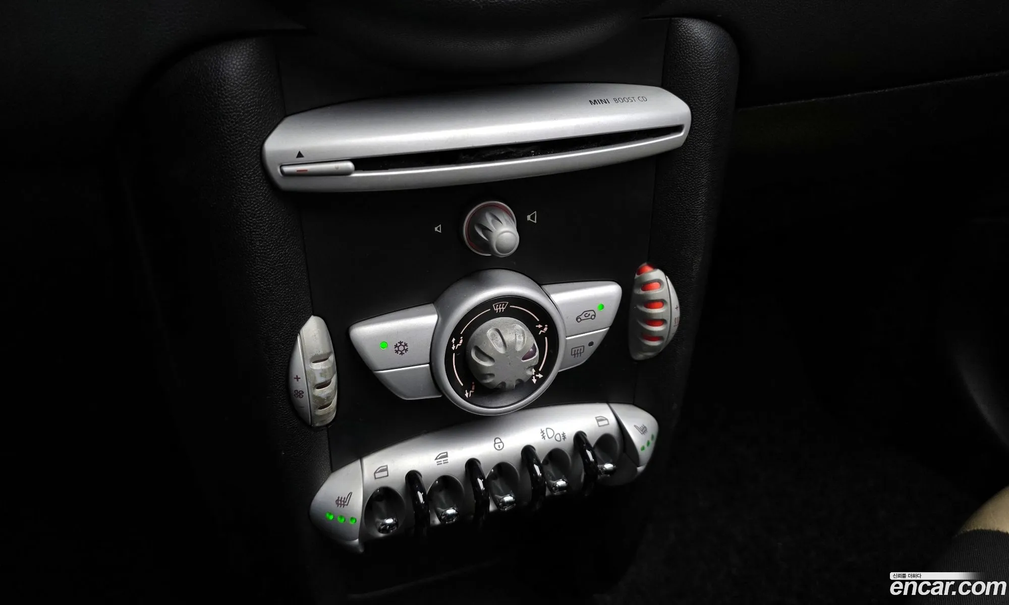 Mini Cooper Convertible 2010 WMWMR3109ATX68502 — 9