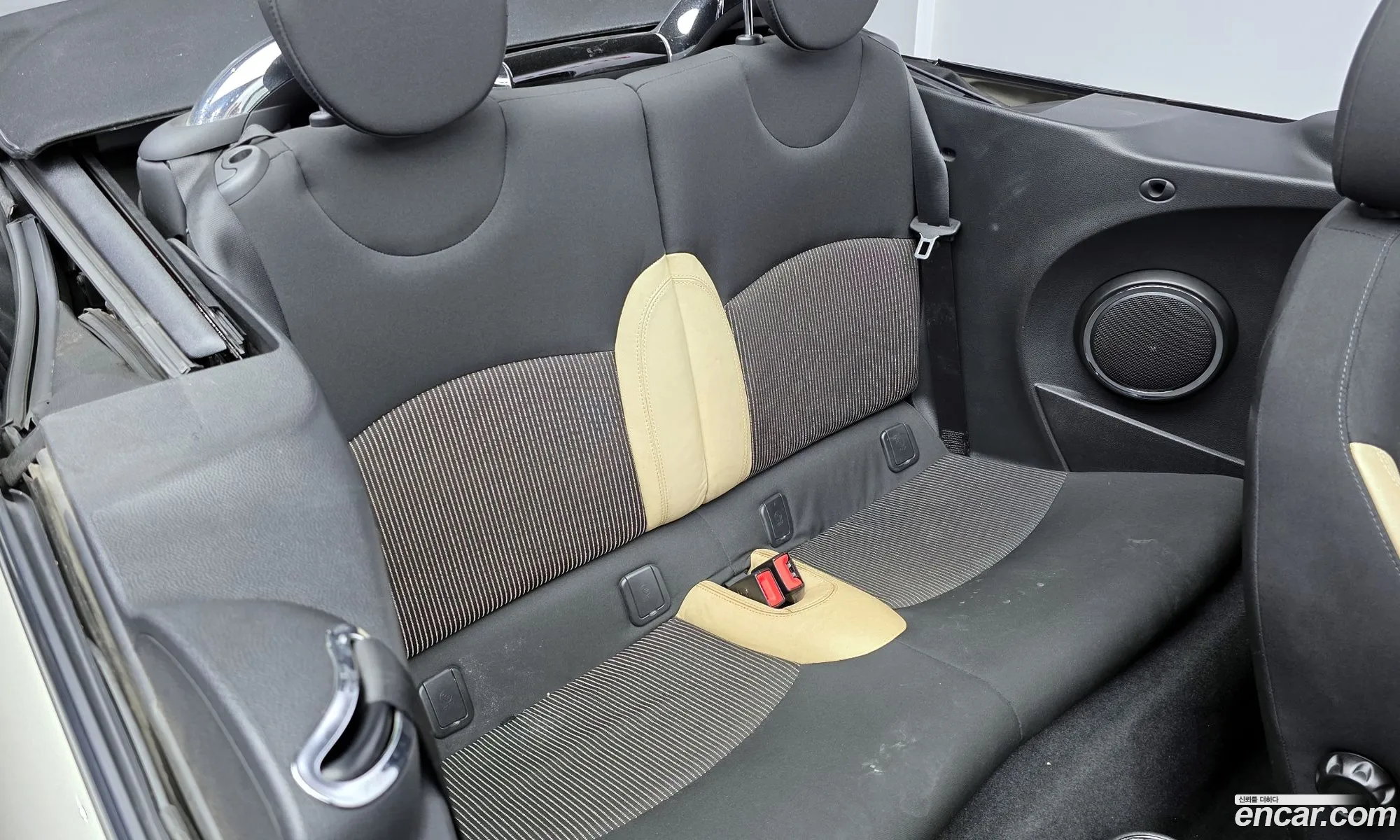 Mini Cooper Convertible 2010 WMWMR3109ATX68502 — 4
