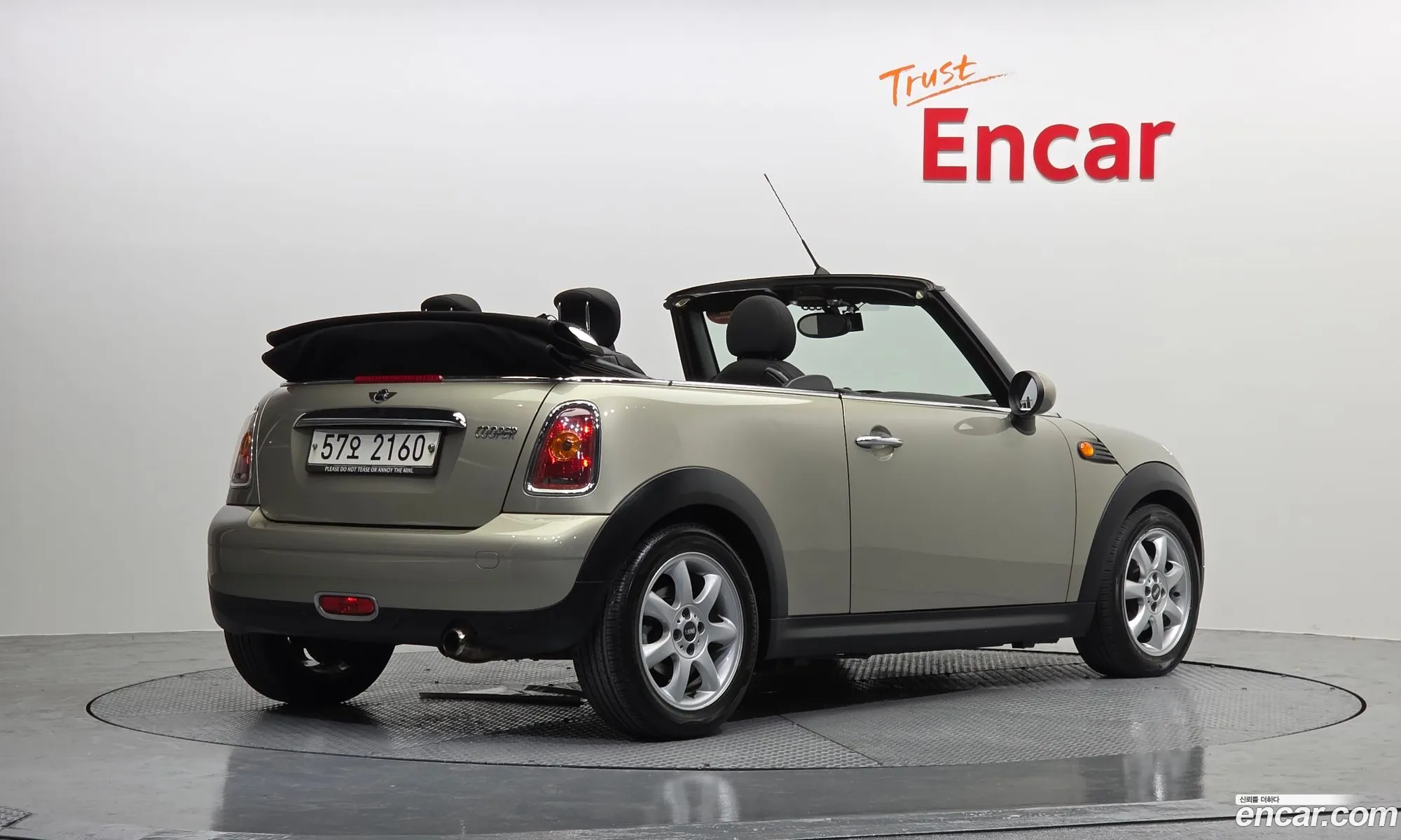 Mini Cooper Convertible 2010 WMWMR3109ATX68502 — 3