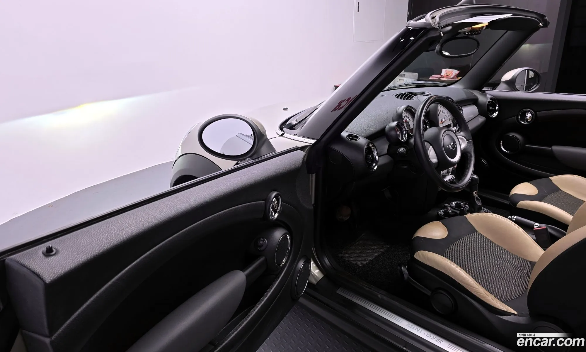 Mini Cooper Convertible 2010 WMWMR3109ATX68502 — 6