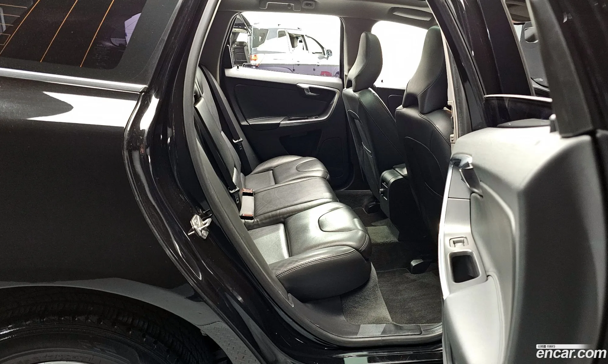 Volvo XC60 2017 YV1DZARBDH2121344 — 14
