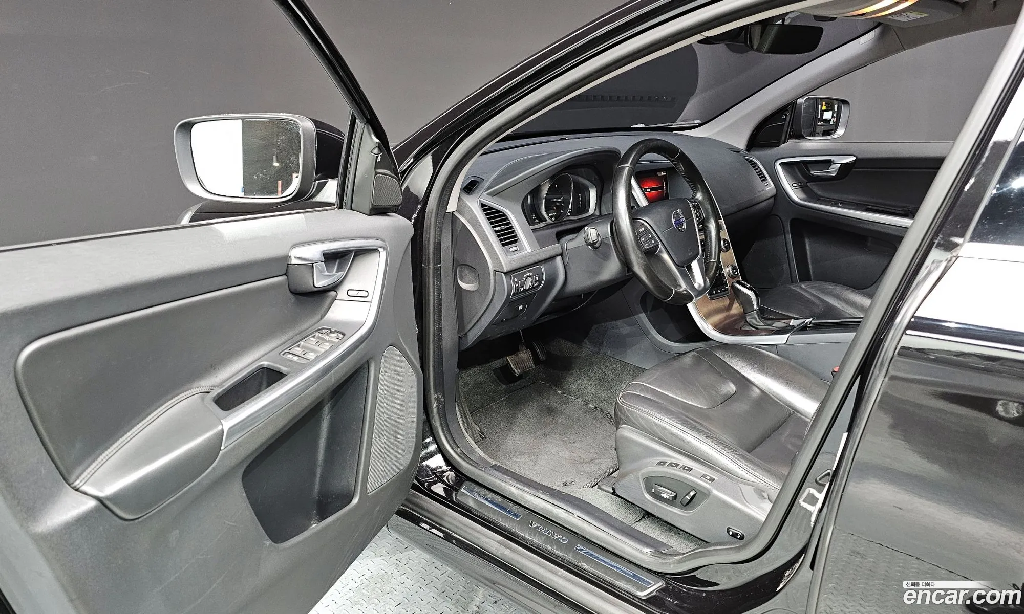 Volvo XC60 2017 YV1DZARBDH2121344 — 11