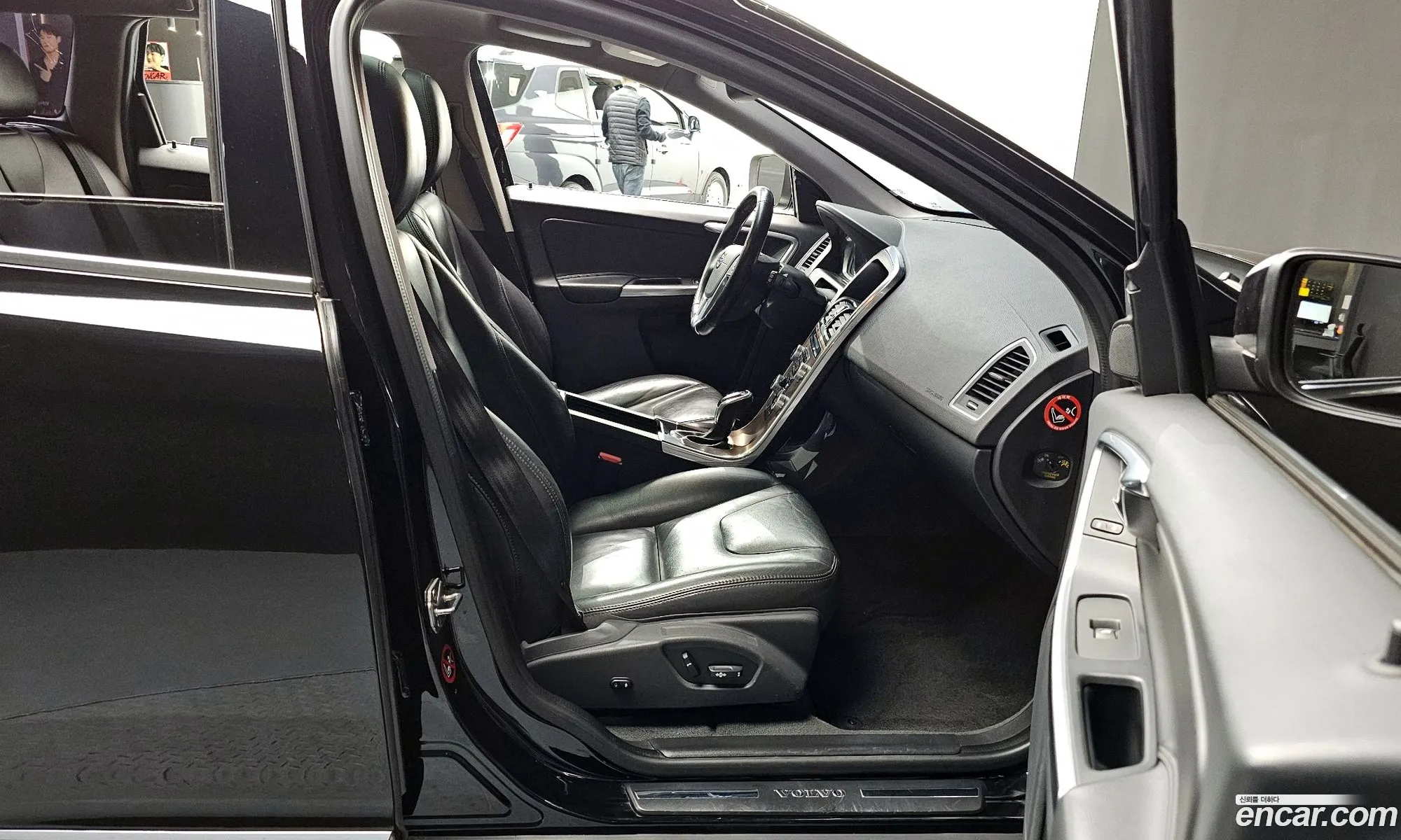 Volvo XC60 2017 YV1DZARBDH2121344 — 19