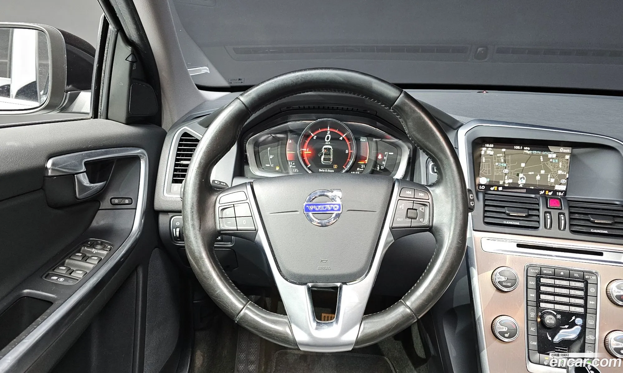 Volvo XC60 2017 YV1DZARBDH2121344 — 18