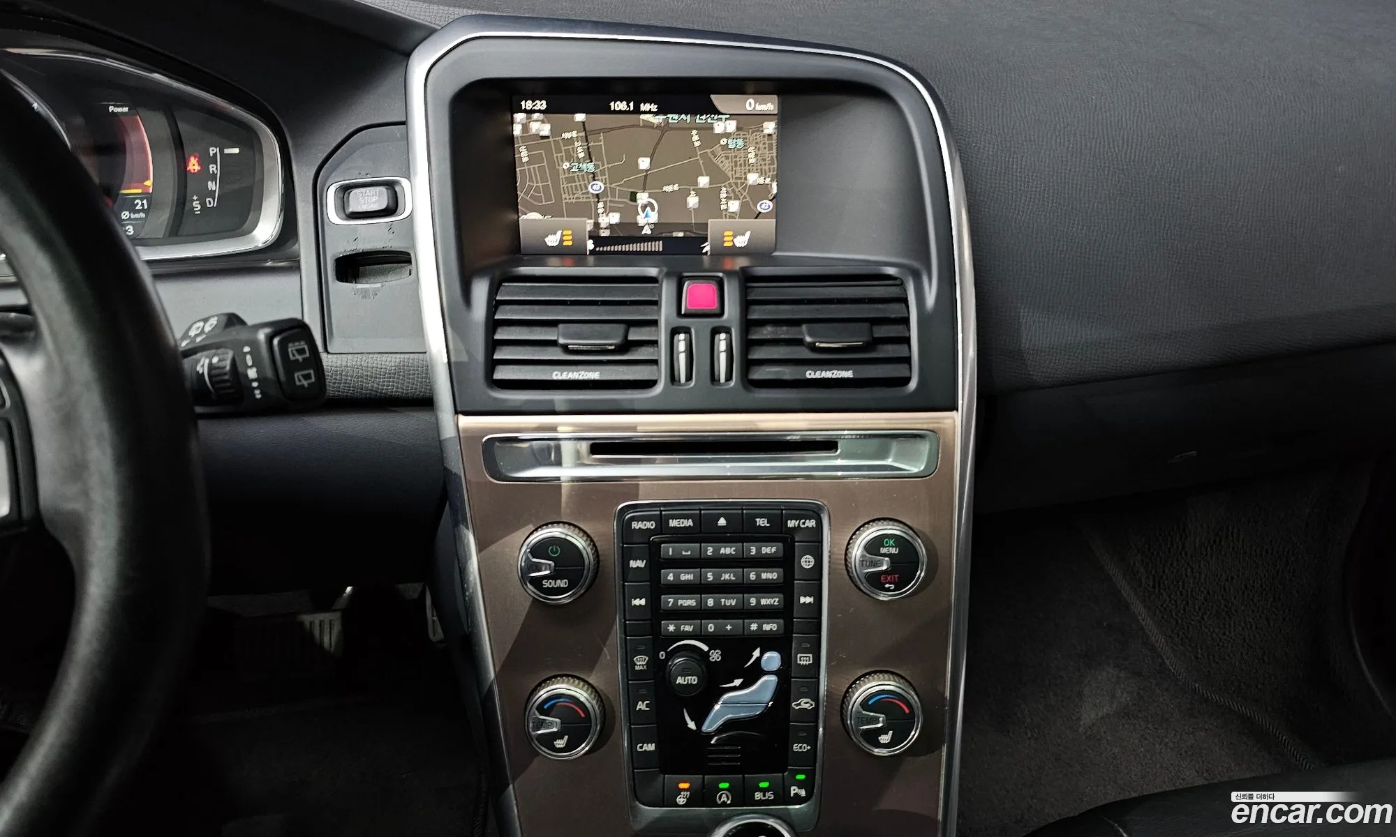 Volvo XC60 2017 YV1DZARBDH2121344 — 13
