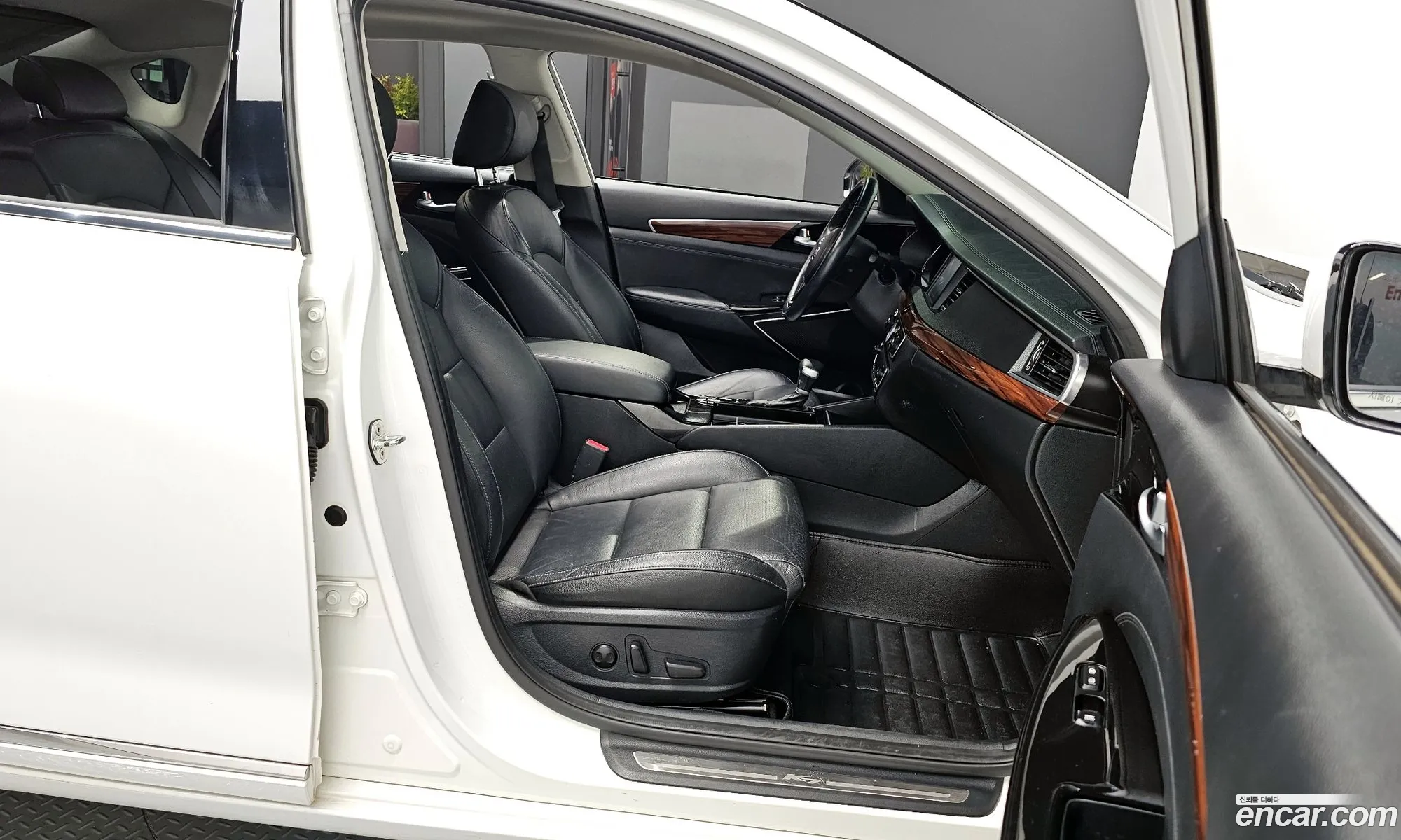 Kia K7 2017 KNALC418BHA106754 — 16