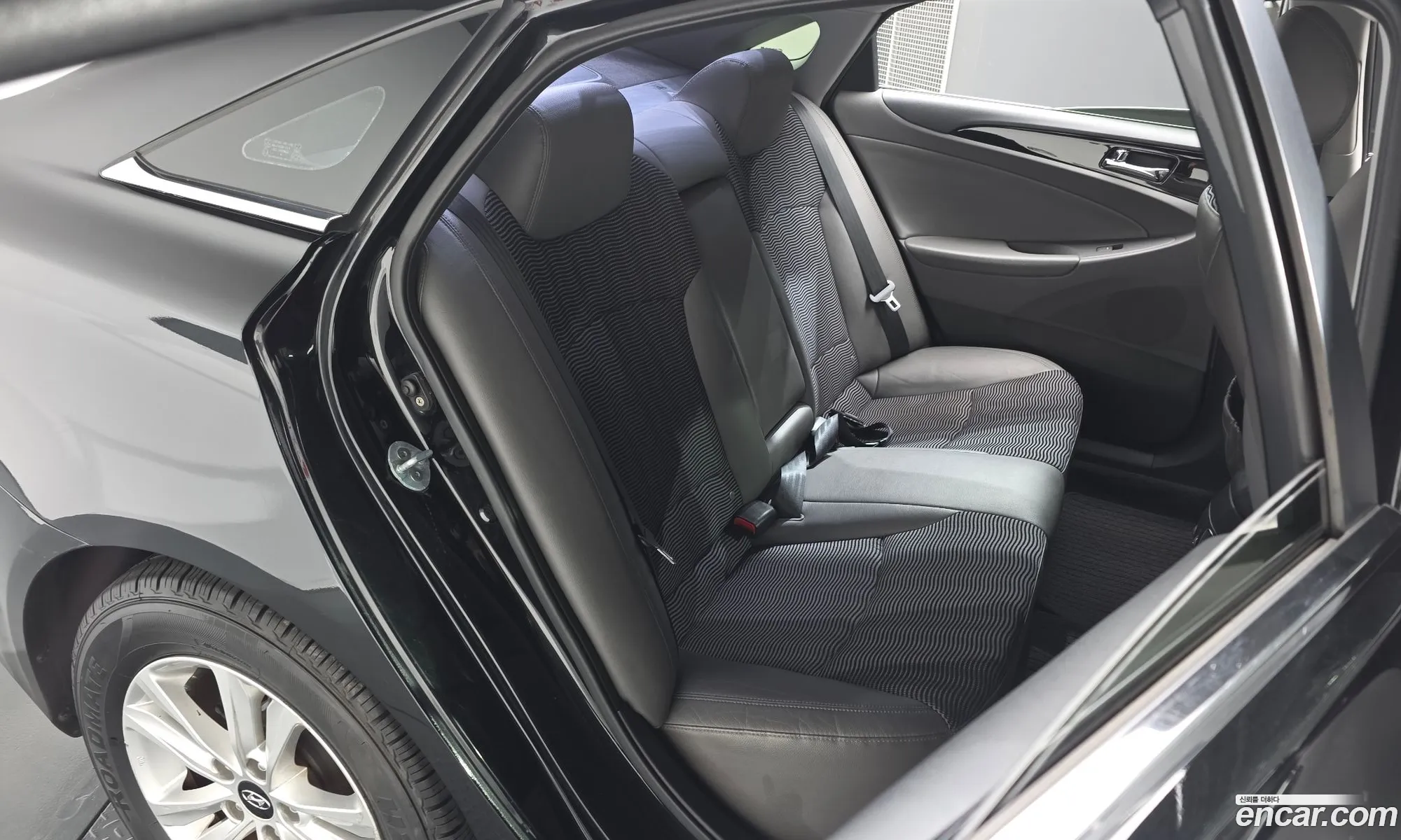 Hyundai YF Sonata 2010 — 17