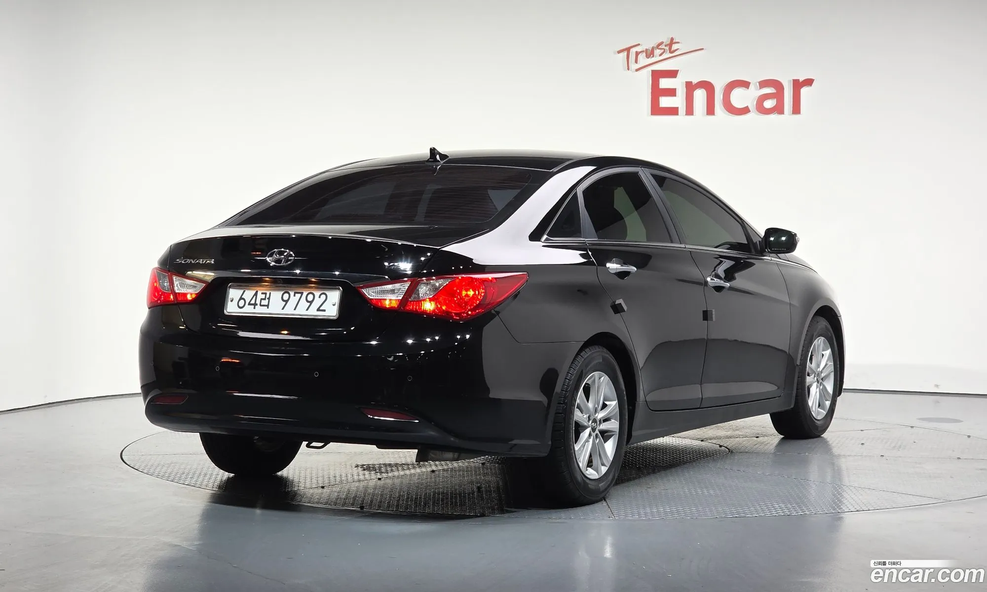 Hyundai YF Sonata 2010 — 16