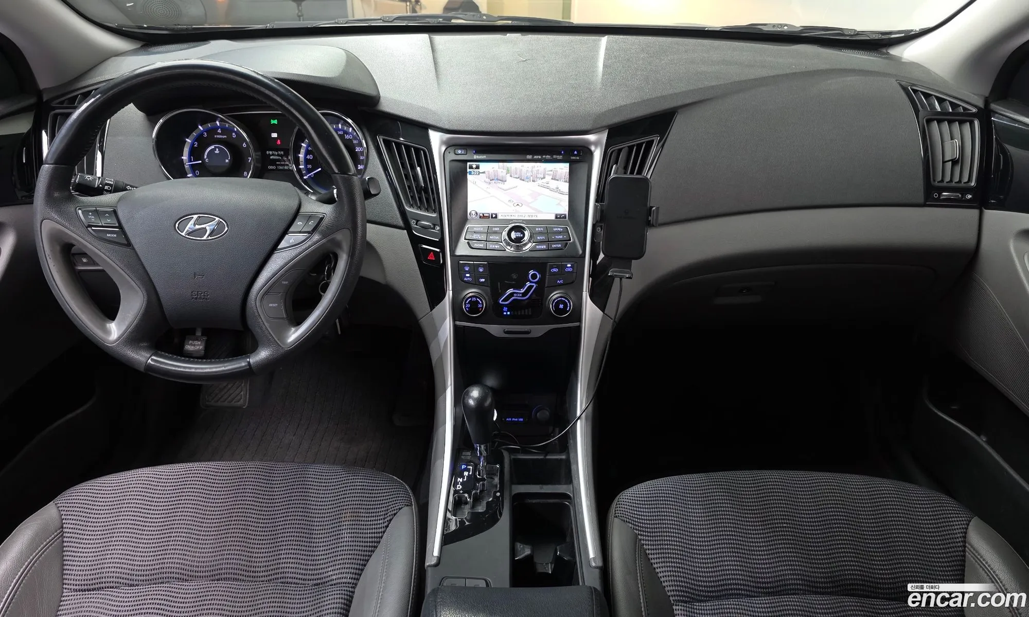 Hyundai YF Sonata 2010 — 18