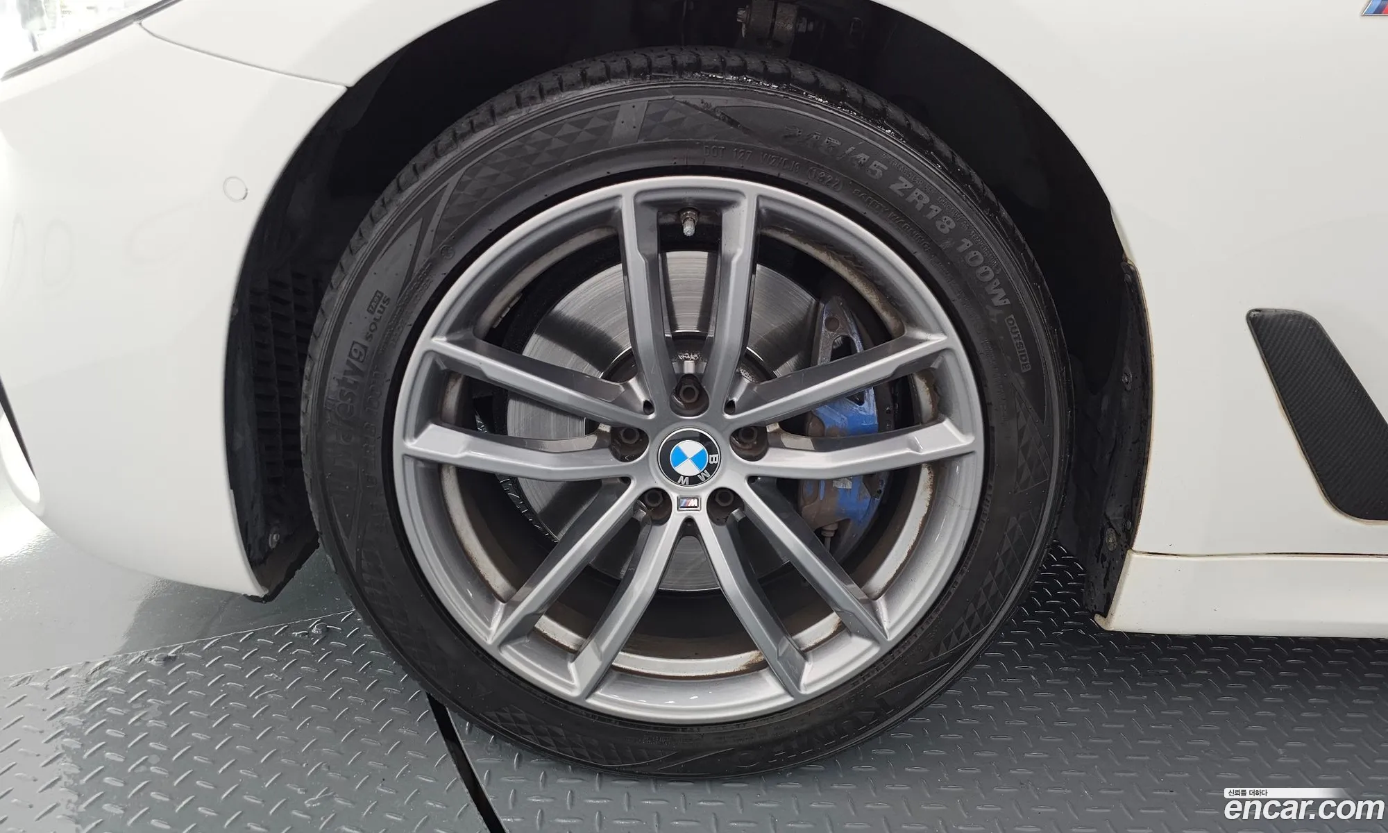 BMW 5 Series 2018 WBAJD3101JG970583 — 12