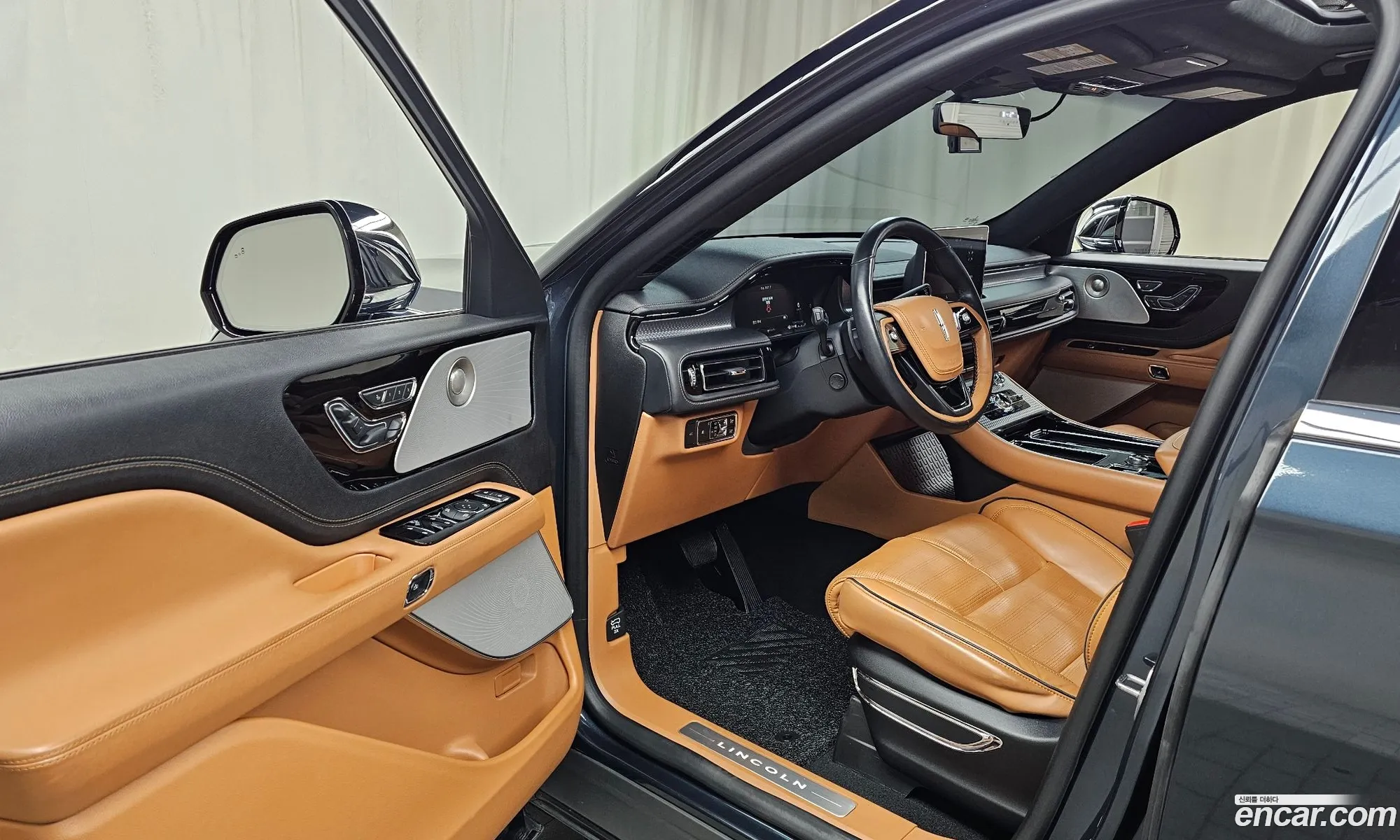 Lincoln Aviator 2020 5LM5J9XC3LGL25754 — 3