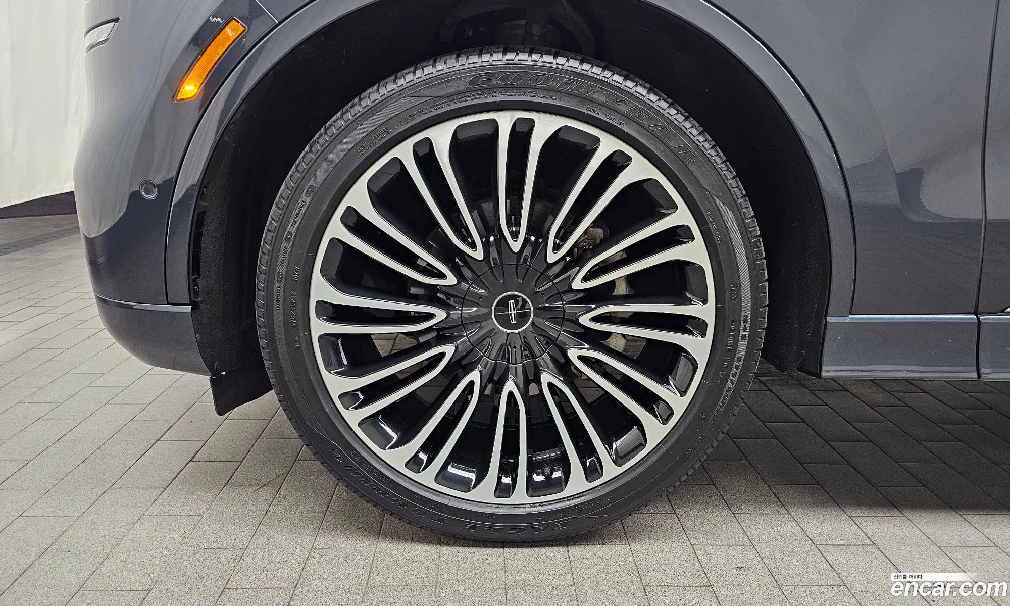Lincoln Aviator 2020 5LM5J9XC3LGL25754 — 19