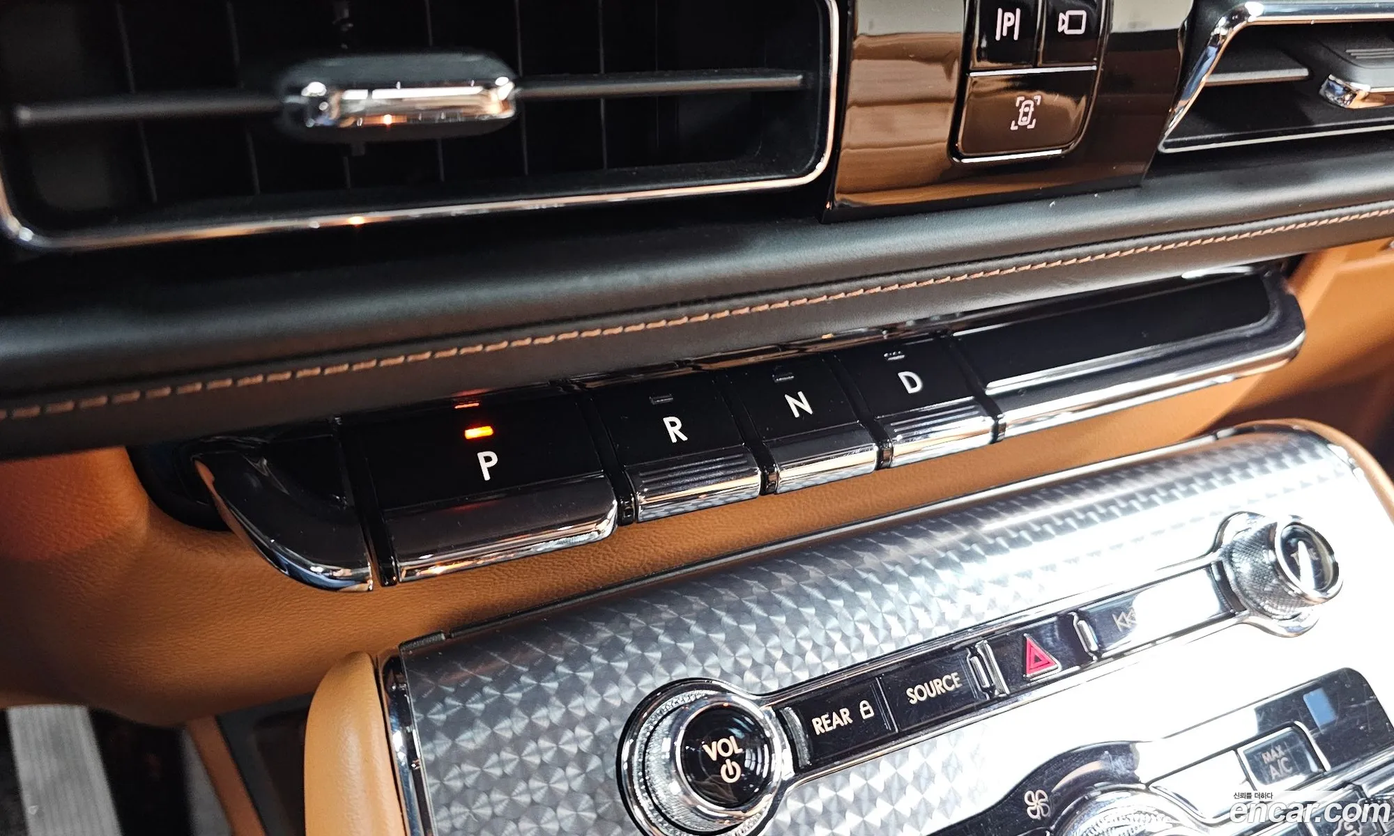 Lincoln Aviator 2020 5LM5J9XC3LGL25754 — 18
