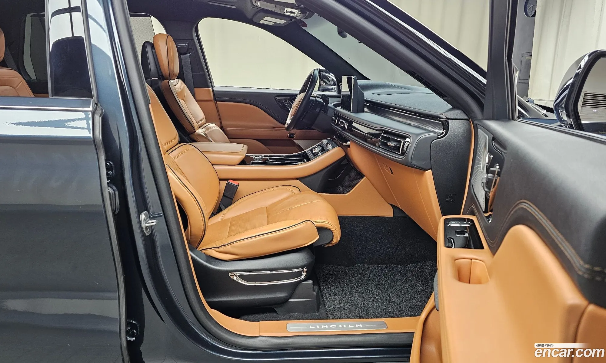 Lincoln Aviator 2020 5LM5J9XC3LGL25754 — 14