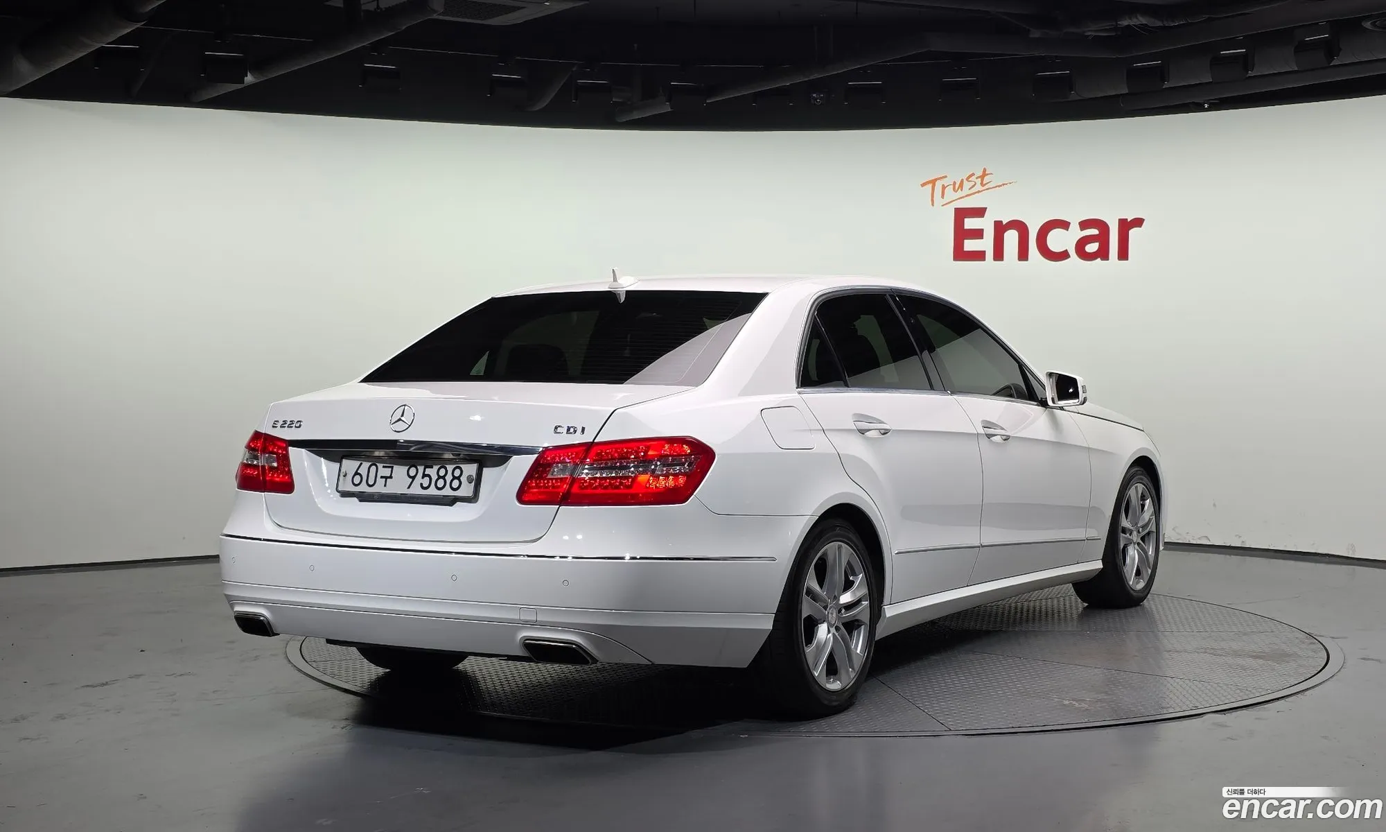 Mercedes-Benz E-Class W212 2013 WDDHF0CB2DA708772 — 18