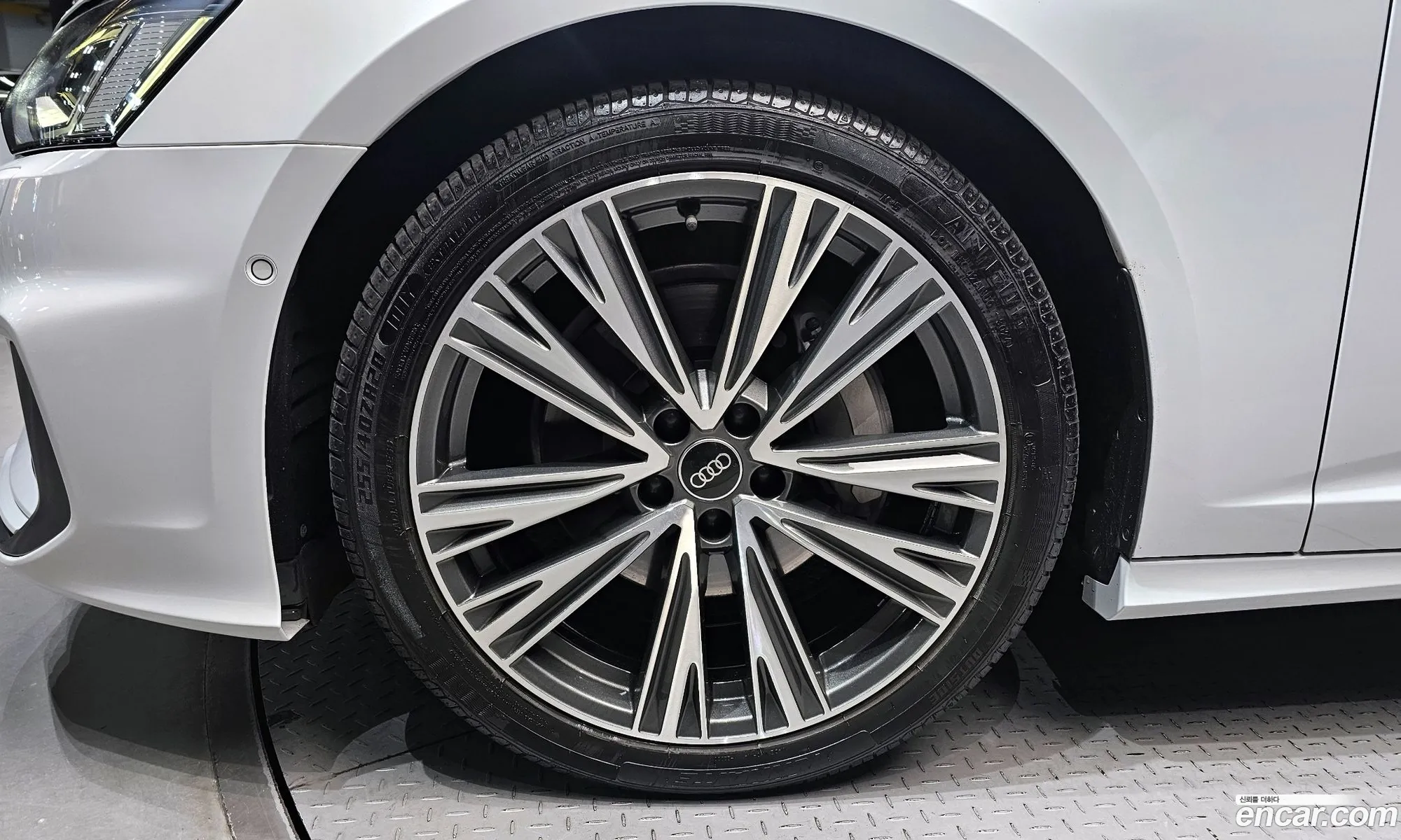 Audi A6 2022 WAUZZZF23NN041093 — 2