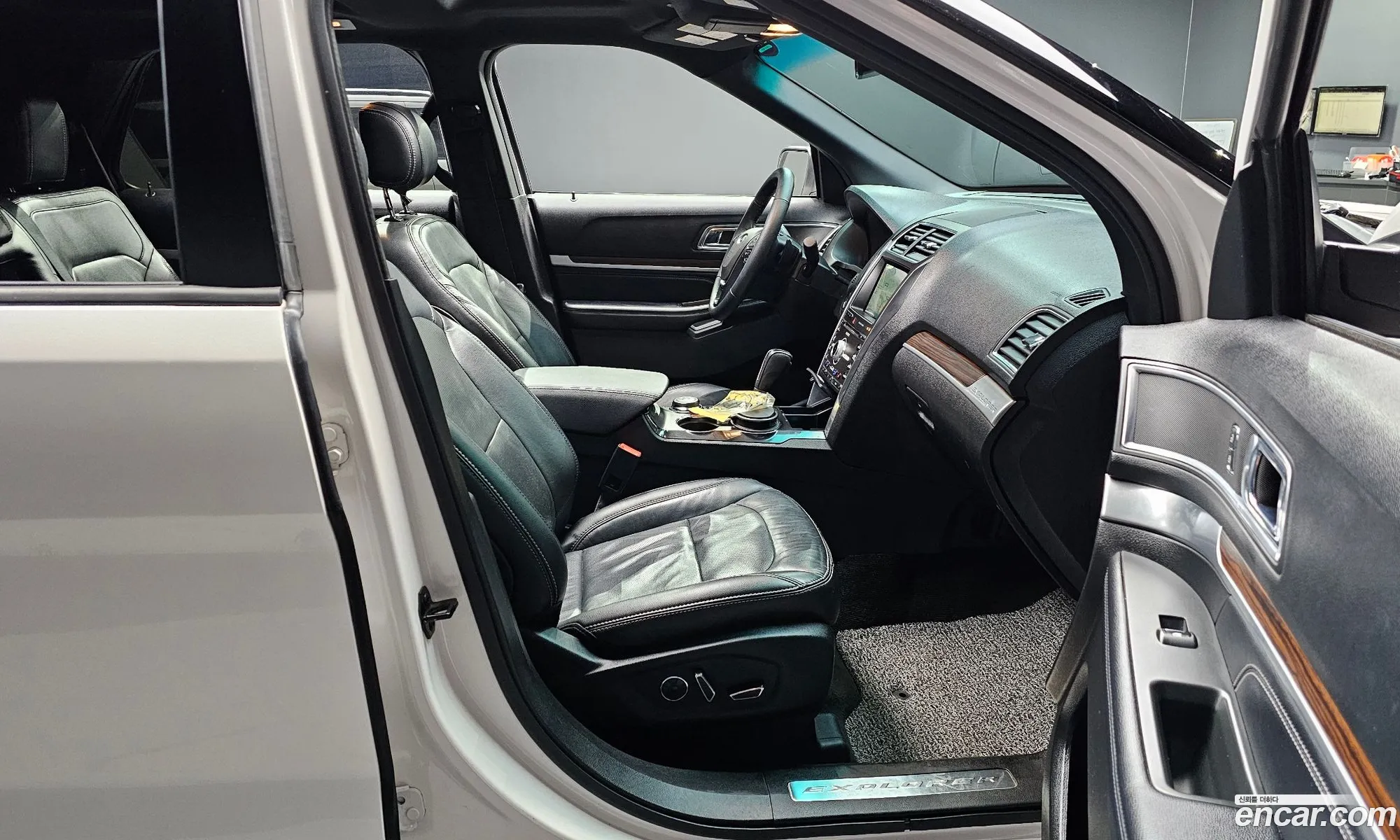 Ford Explorer 2017 1FM5K8FH3HGB24810 — 12