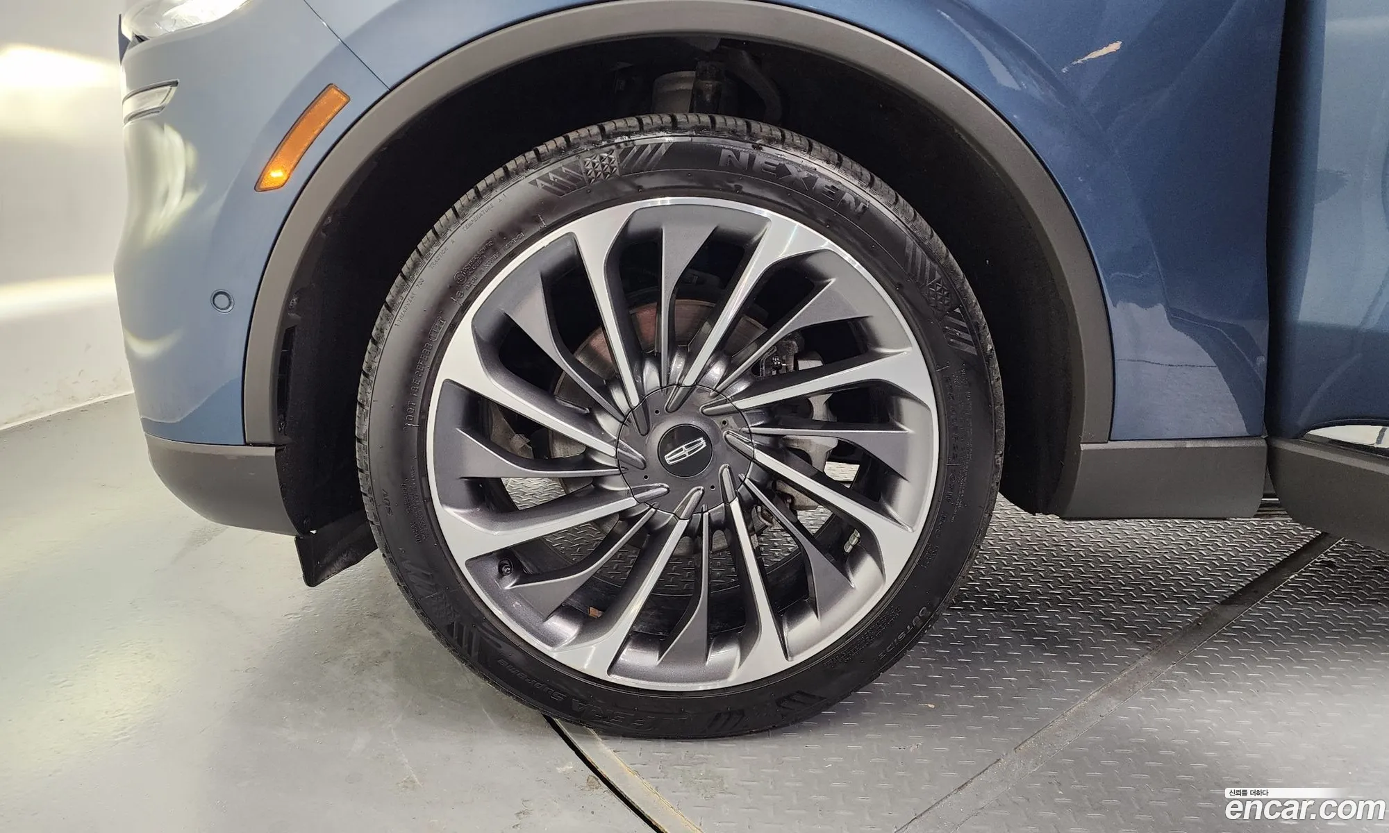 Lincoln Aviator 2020 5LM5J7XC1LGL11968 — 19