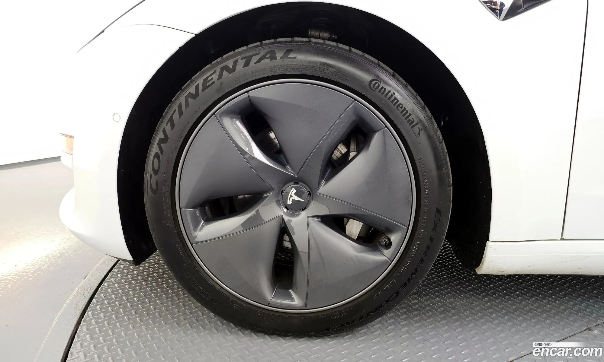Tesla Model 3 2019 5YJ3E1EBXLF585190 — 20