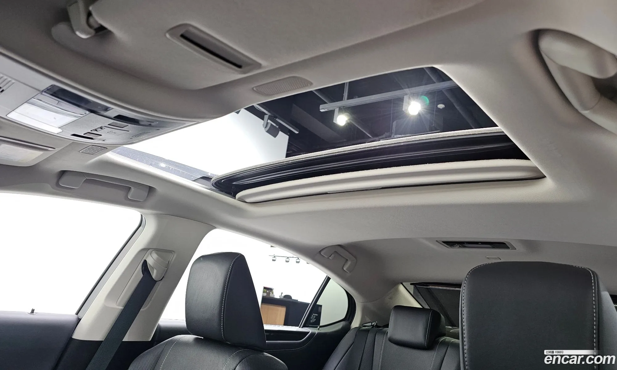 Lexus ES300h 7th Gen 2023 JTHBA1C13P2015878 — 20