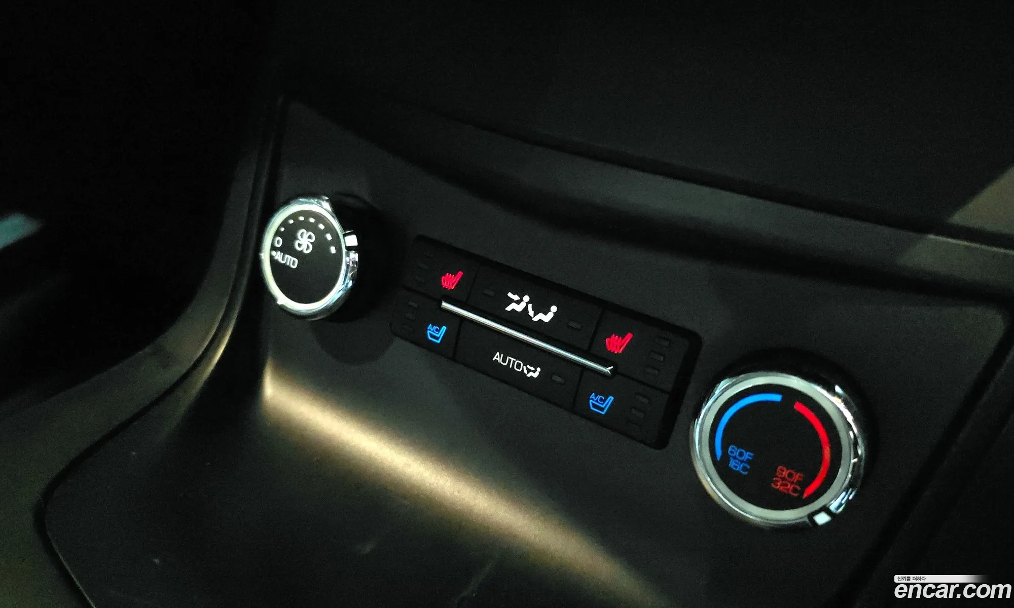 Lincoln MKT 2014 2LMHJ5AT8EBL56076 — 9
