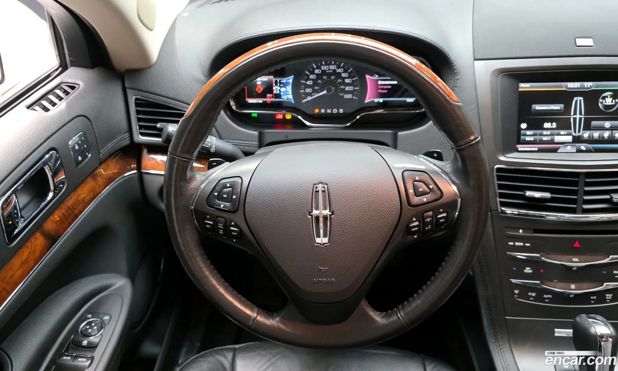 Lincoln MKT 2014 2LMHJ5AT8EBL56076 — 18