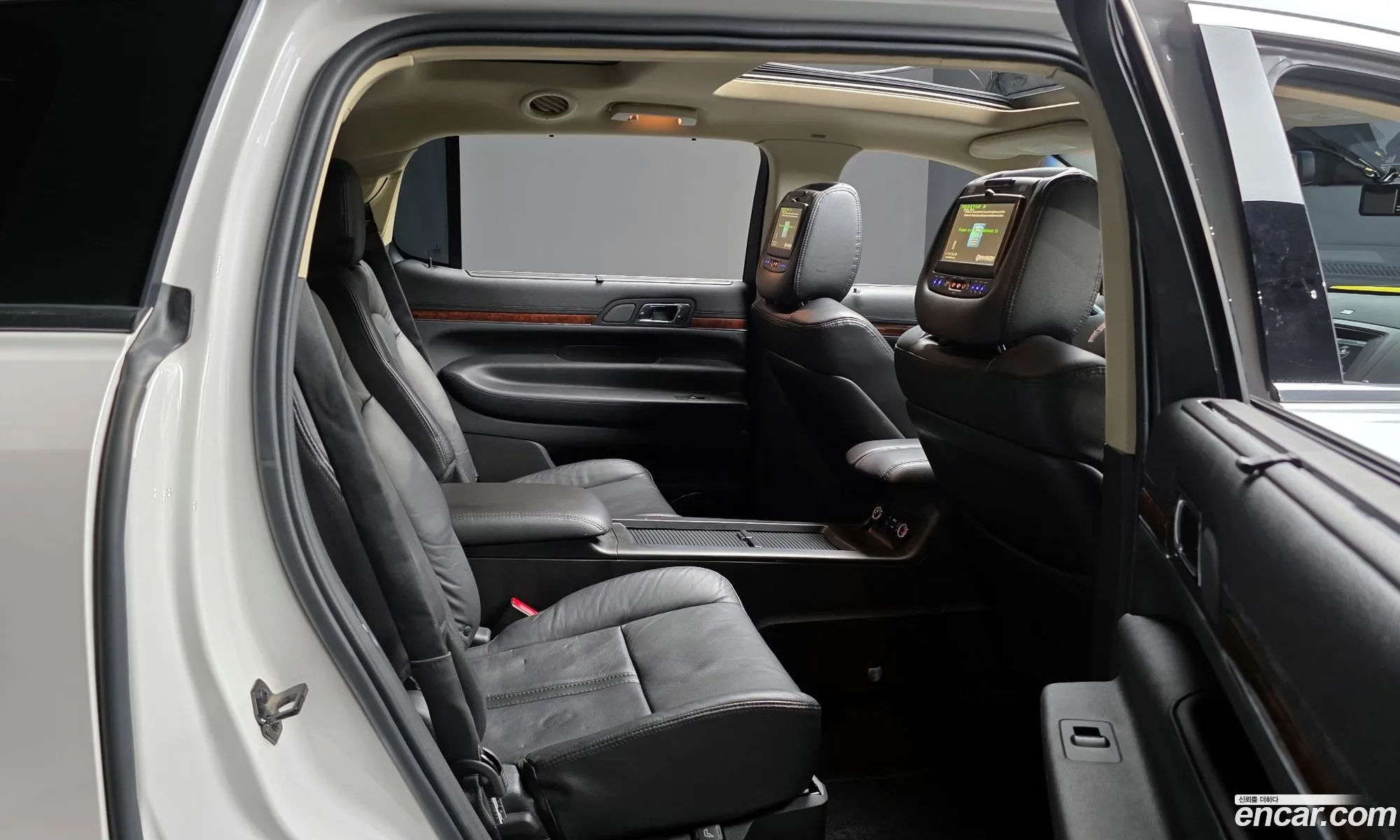 Lincoln MKT 2014 2LMHJ5AT8EBL56076 — 4