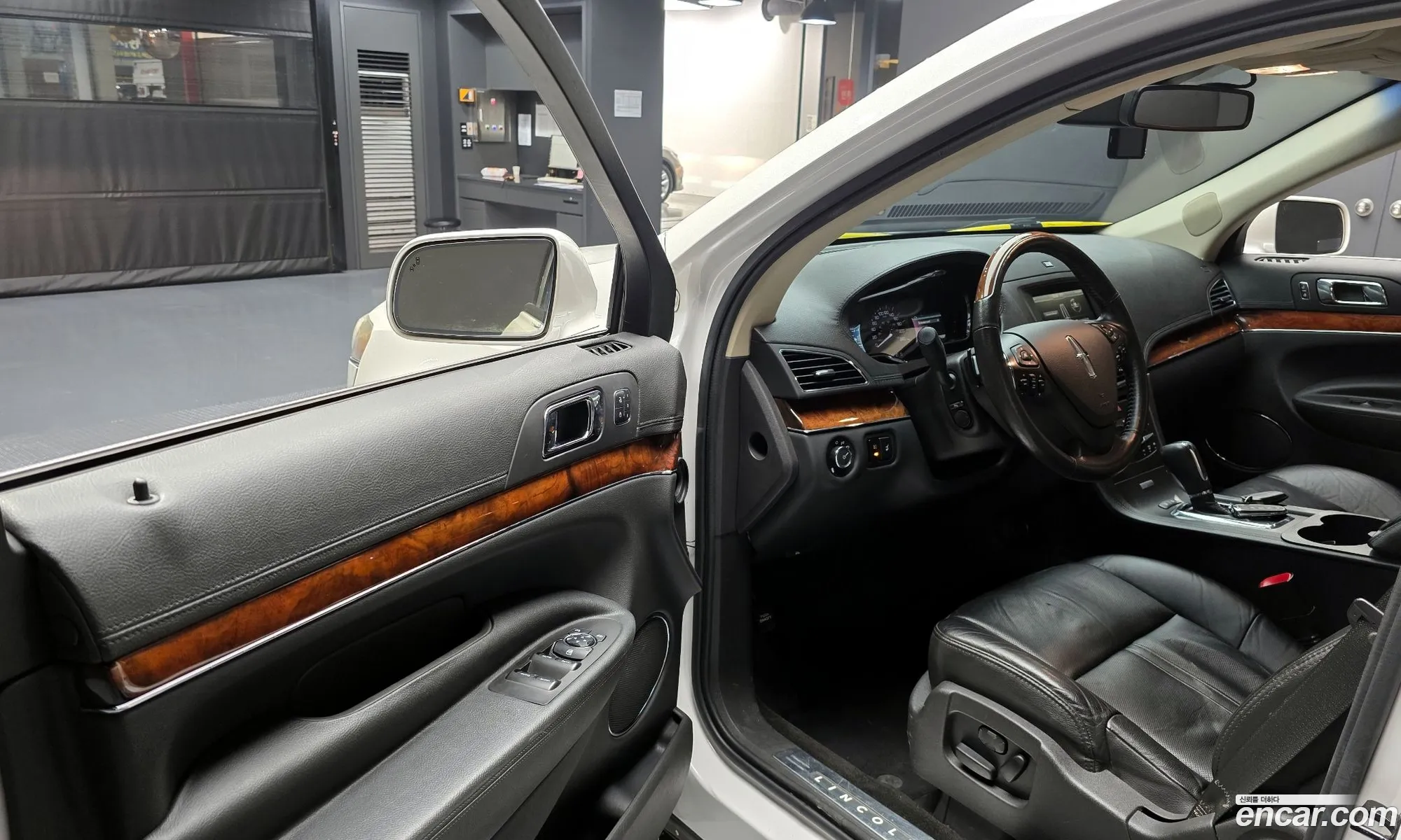 Lincoln MKT 2014 2LMHJ5AT8EBL56076 — 6