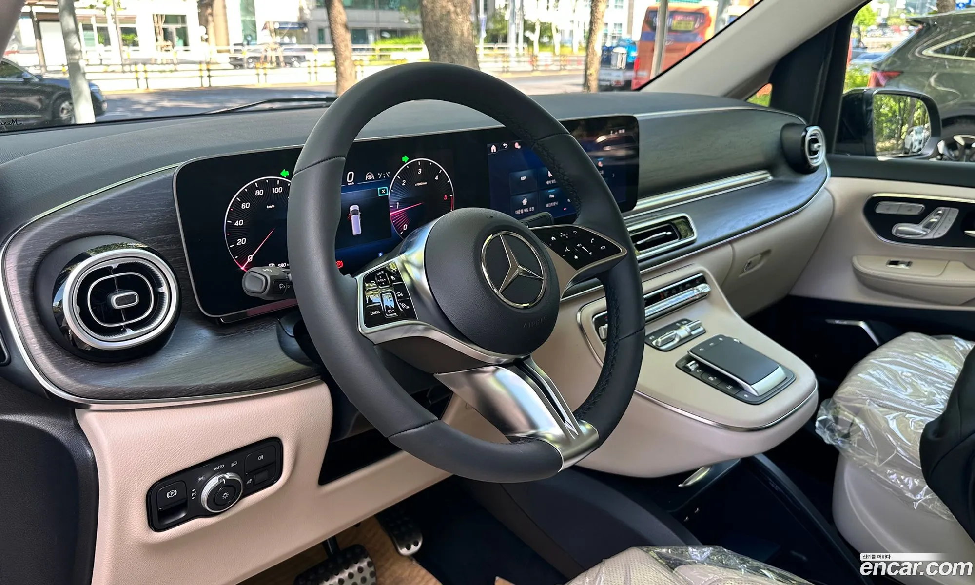 Mercedes-Benz V-Class 2025 — 15