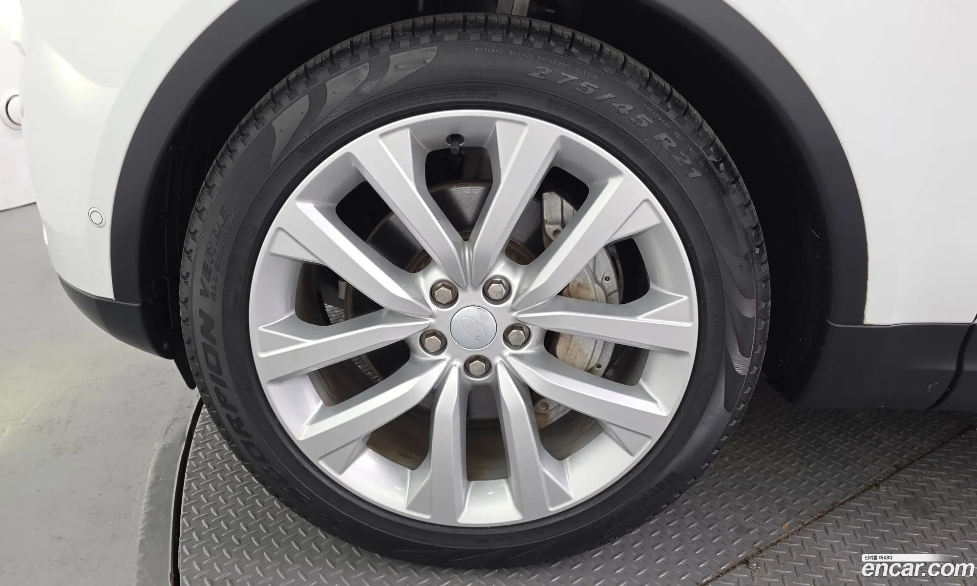 Land Rover Discovery 5 2022 SALRA2BW9P2471735 — 3