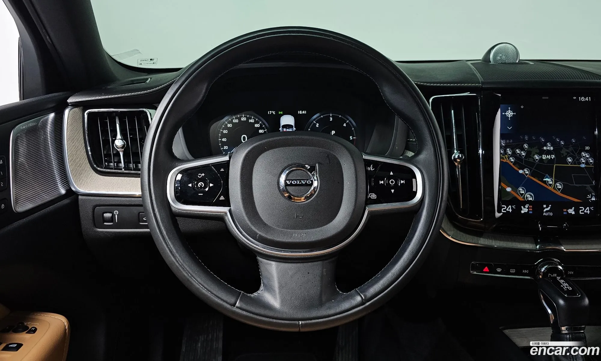 Volvo XC60 2018 — 17