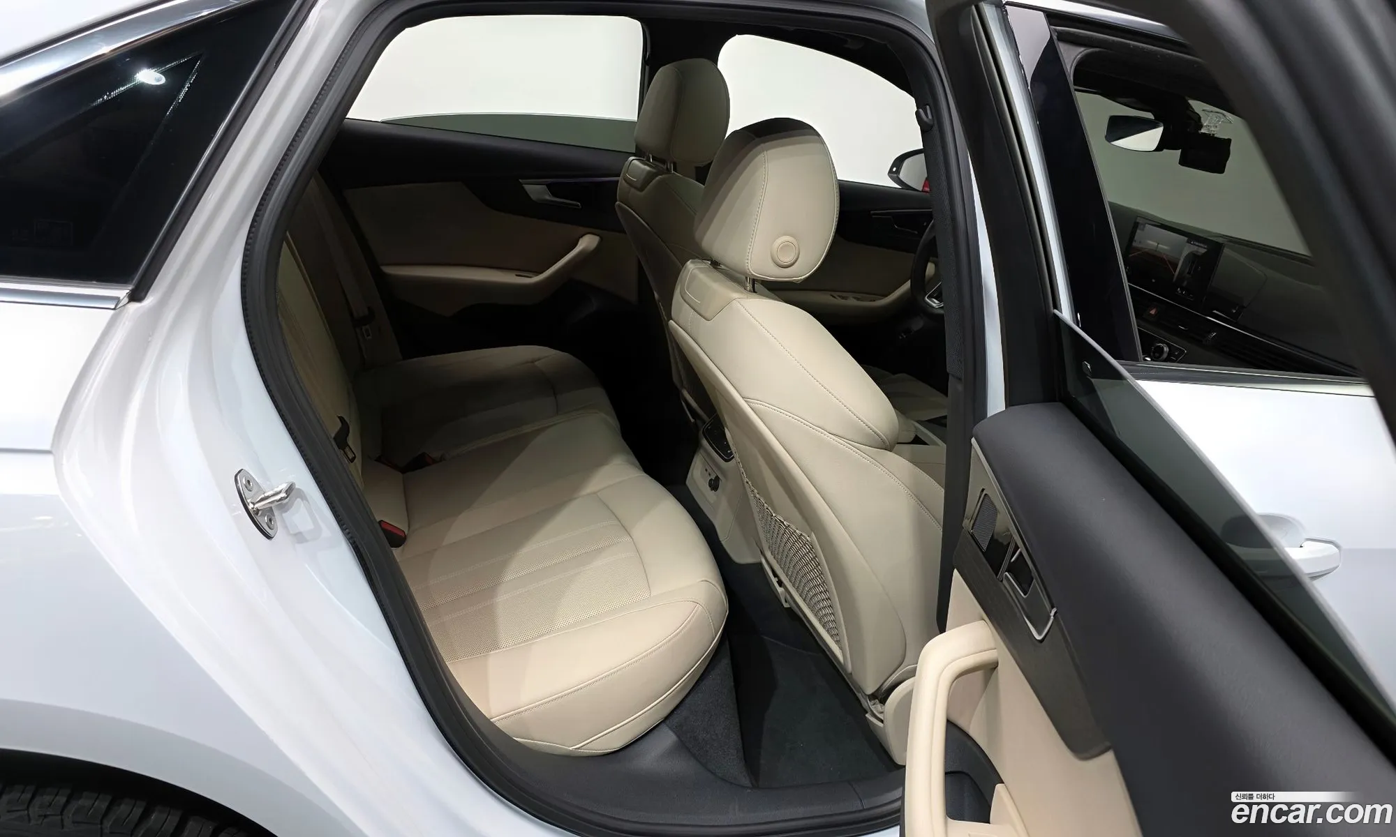 Audi A4 2022 WAUZZZF45PA018037 — 11