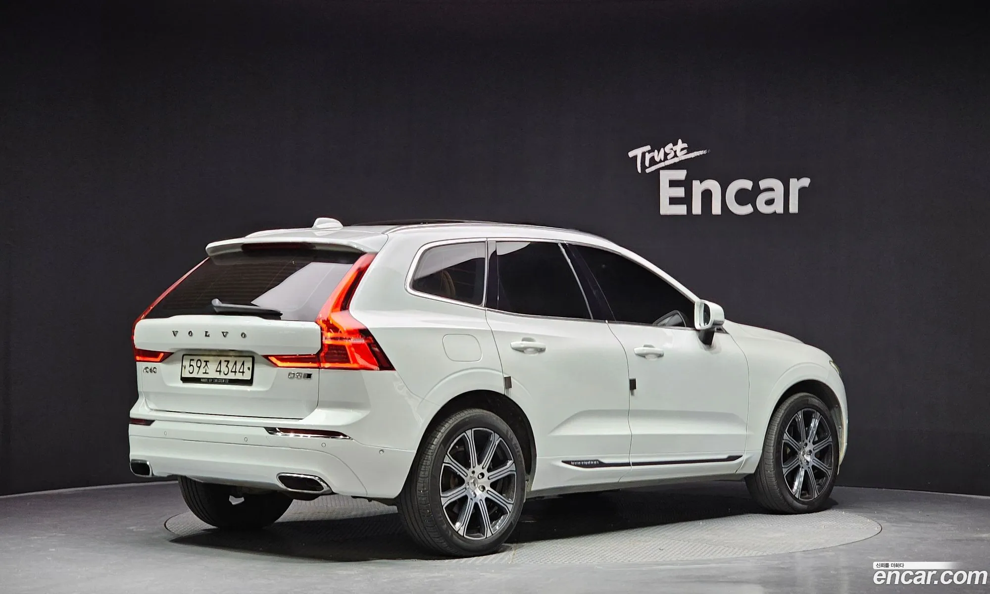 Volvo XC60 2019 YV1UZ68TCK1261732 — 10