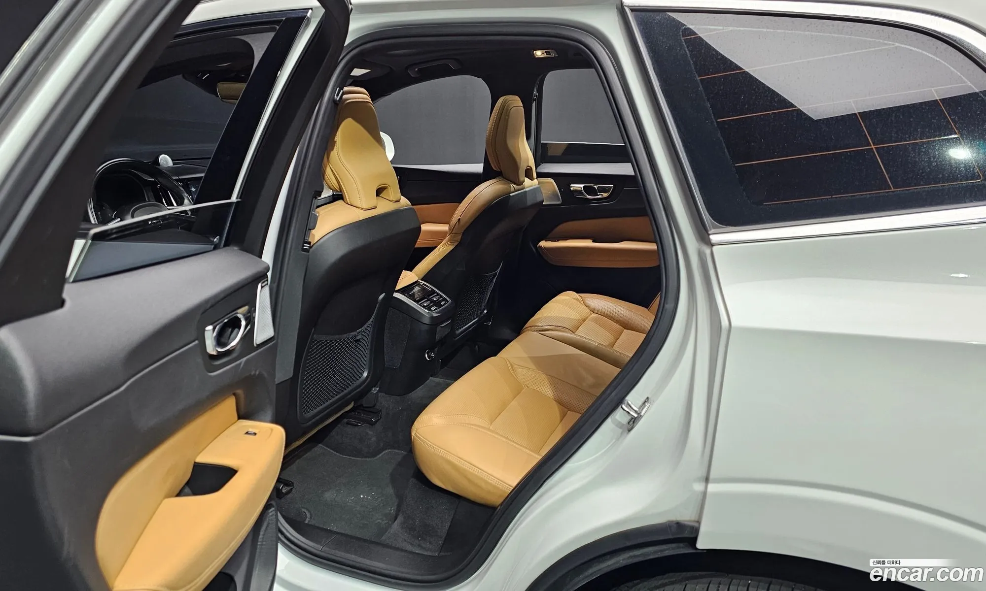 Volvo XC60 2019 YV1UZ68TCK1261732 — 8