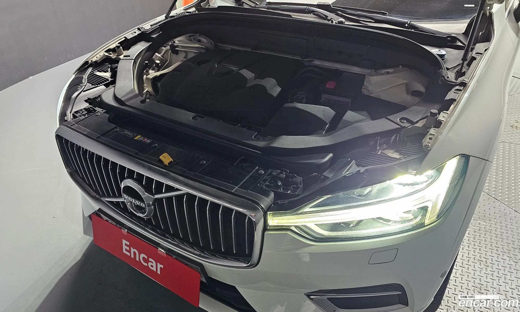 Volvo XC60 2019 YV1UZ68TCK1261732 — 4