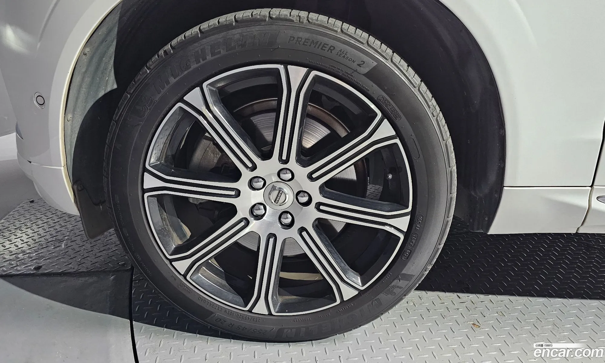 Volvo XC60 2019 YV1UZ68TCK1261732 — 14