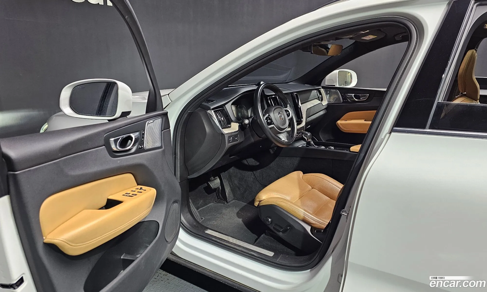Volvo XC60 2019 YV1UZ68TCK1261732 — 19