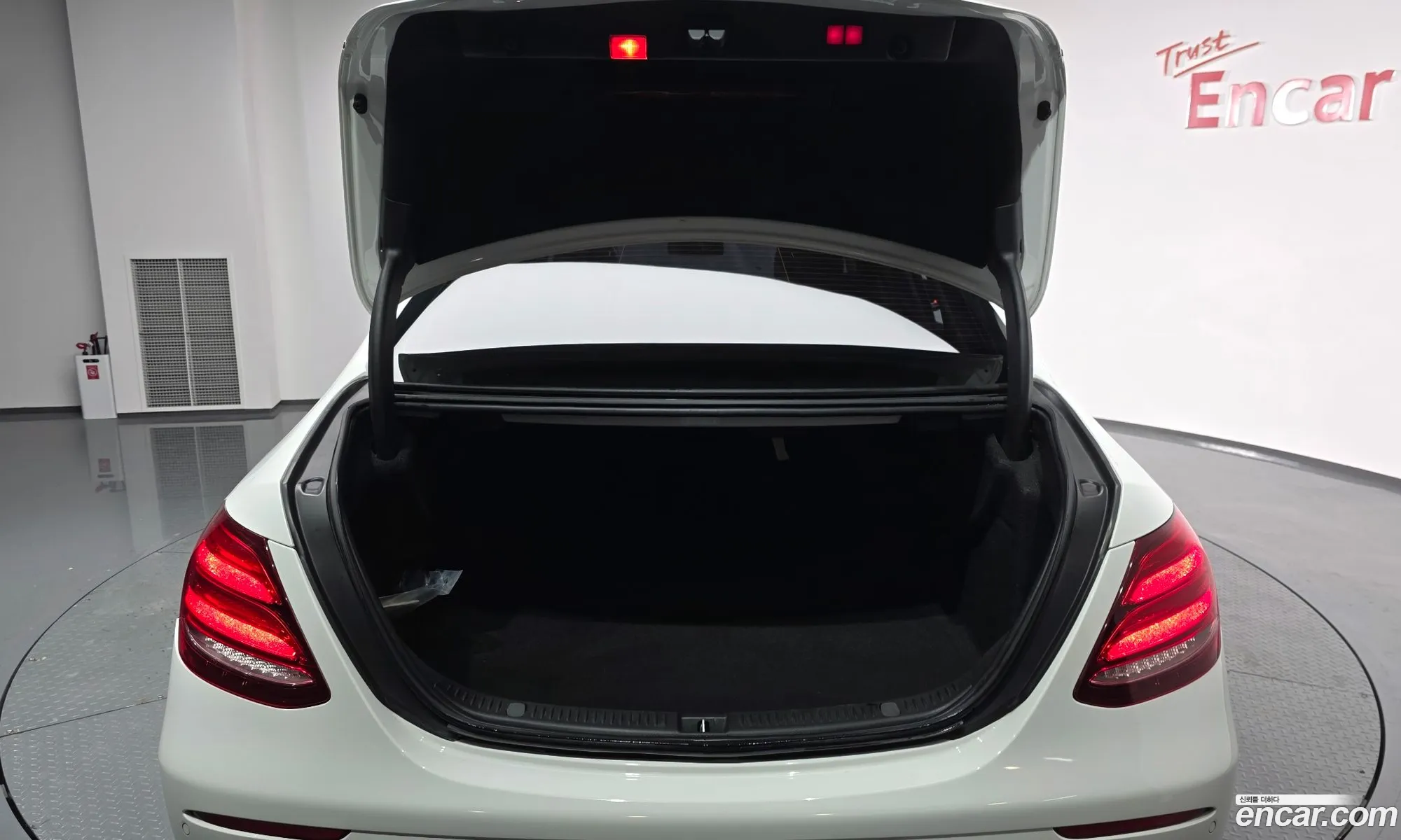 Mercedes-Benz E-Class W213 2019 WDDZF0FB1KA526249 — 8
