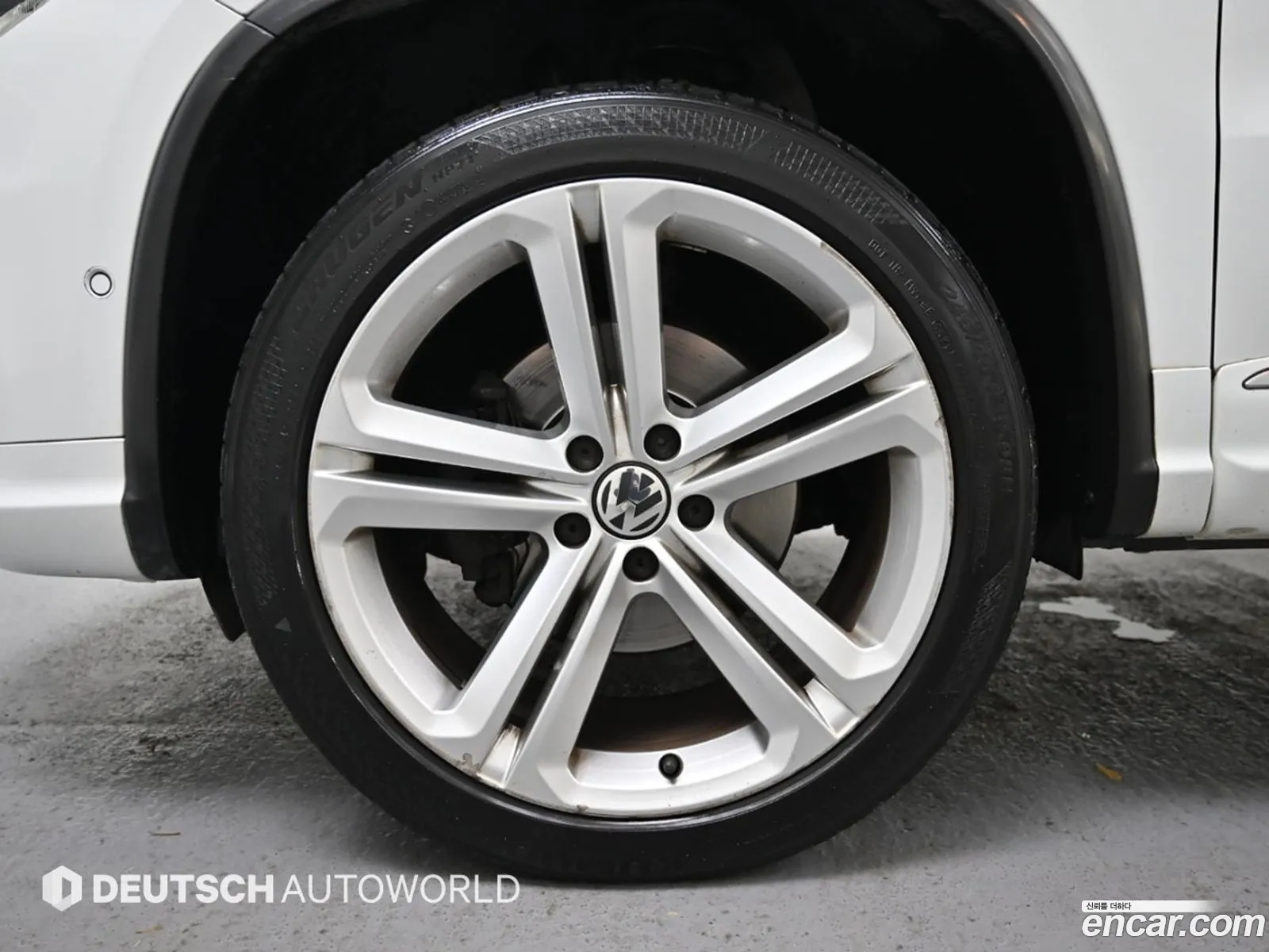 Volkswagen Tiguan 2015 — 12