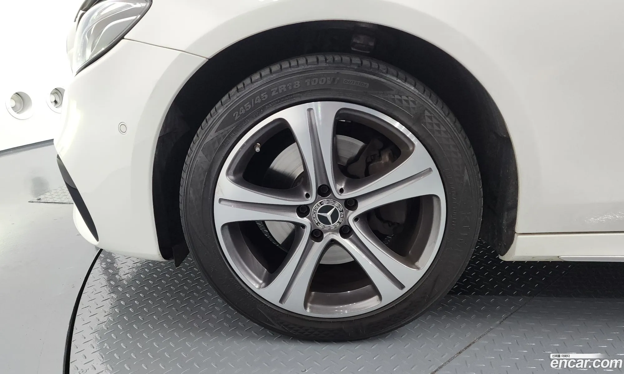 Mercedes-Benz E-Class W213 2019 WDDZF0EB7KA621657 — 17