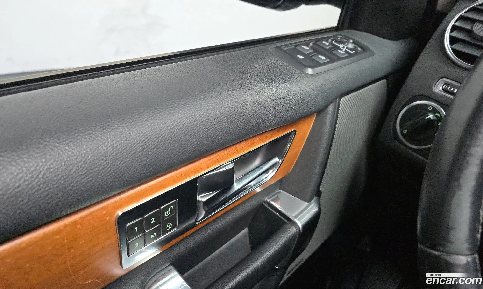 Land Rover Discovery 4 2013 SALLAAAG6DA662576 — 18