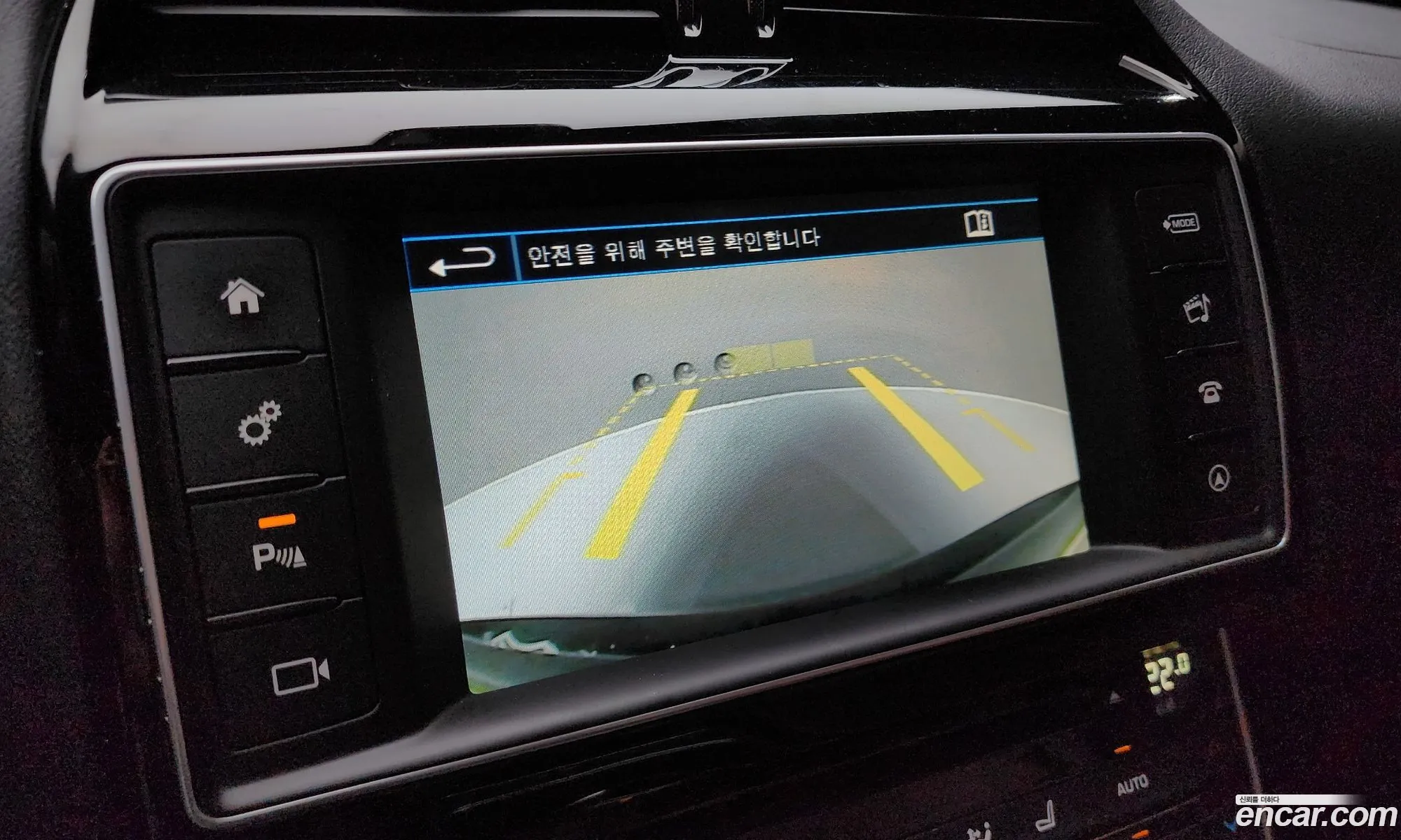 Jaguar XE 2015 — 11