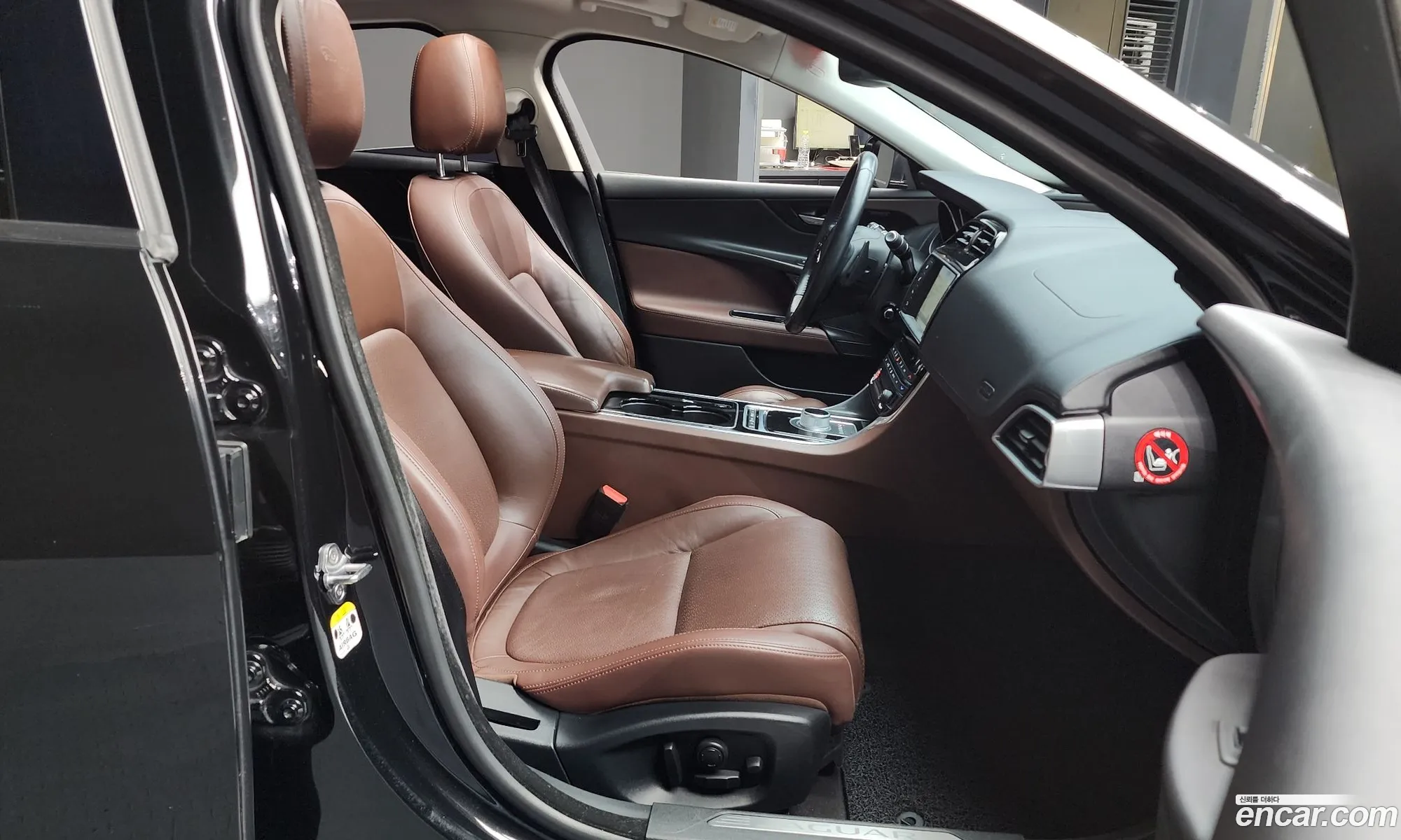 Jaguar XE 2015 — 17