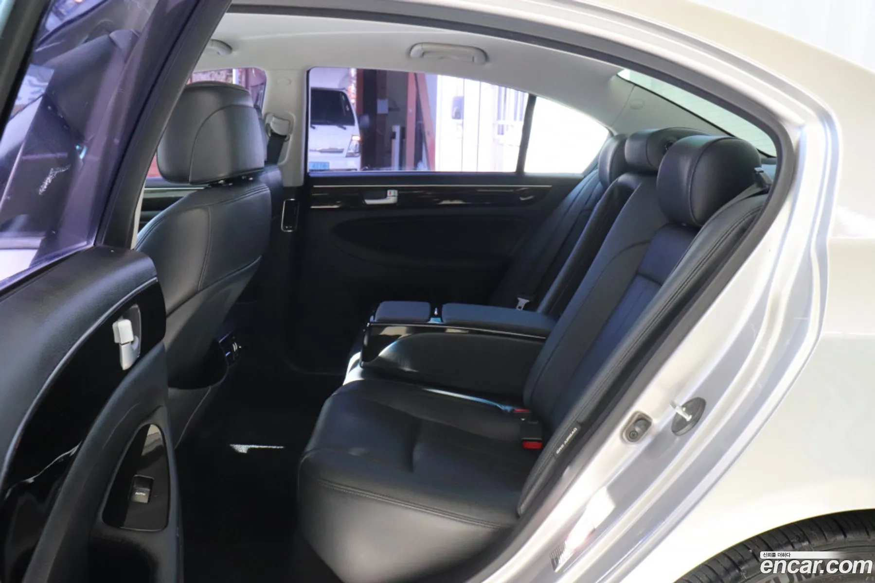 Hyundai Genesis 2012 — 17