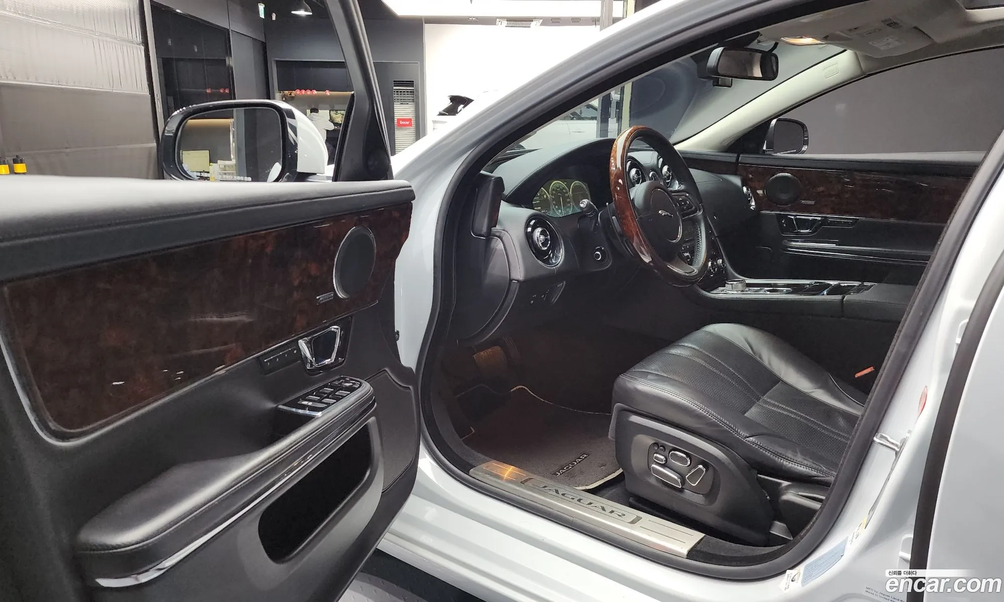 Jaguar XJ 2015 SAJAA222XFNV83900 — 3
