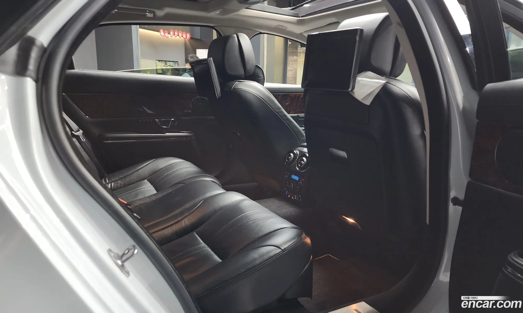 Jaguar XJ 2015 SAJAA222XFNV83900 — 9