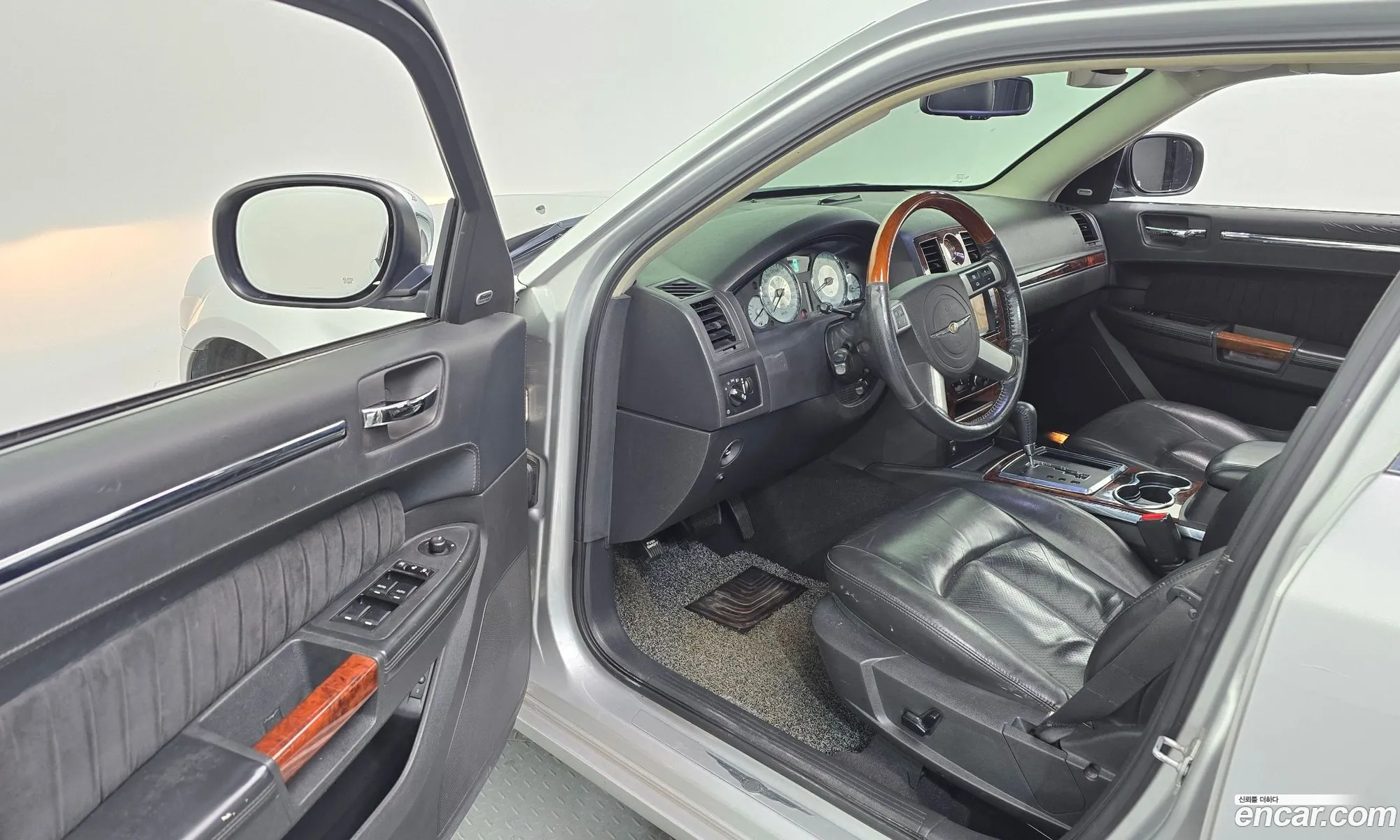 Chrysler 300C 2010 1C3C86CV2AY104755 — 7