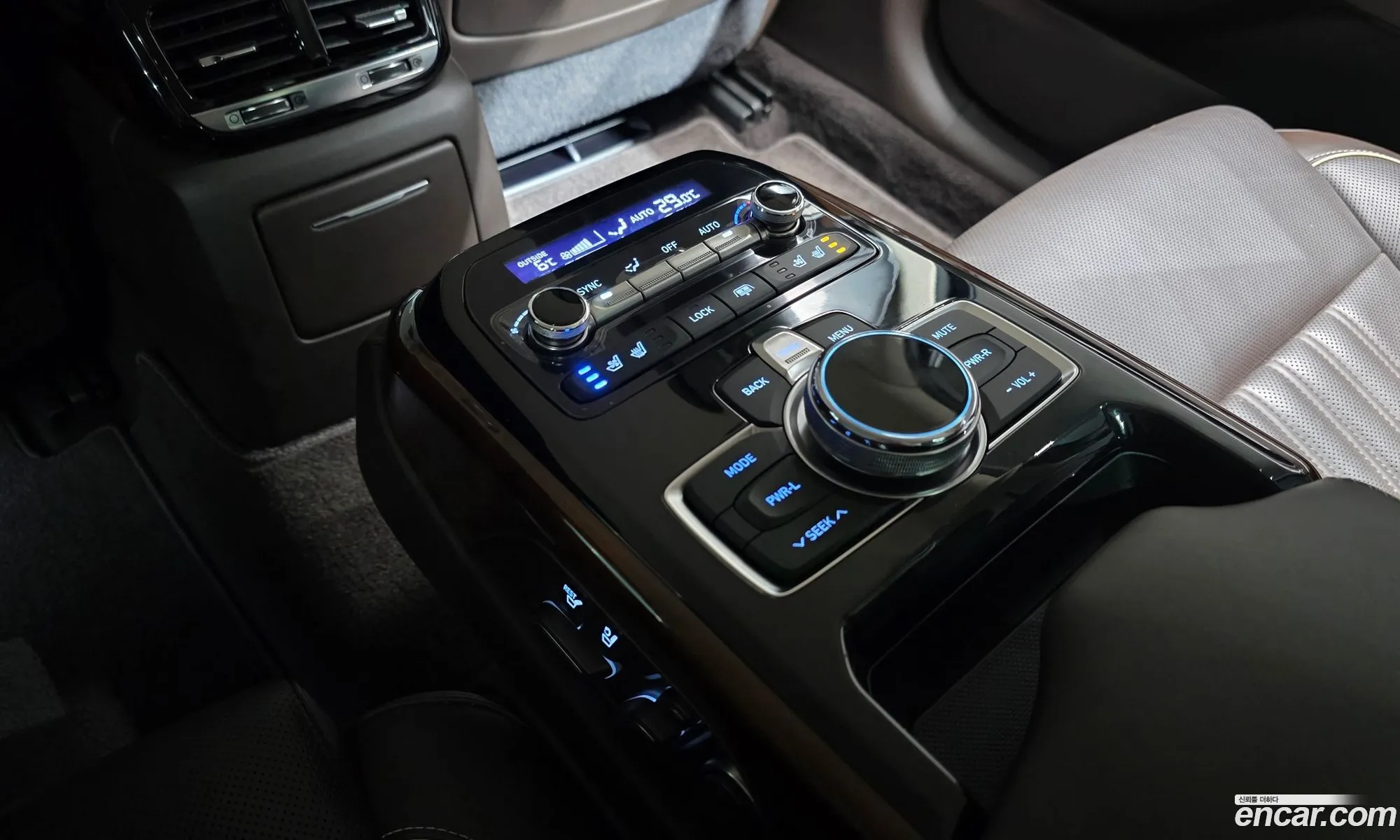 Genesis EQ900 2016 — 17