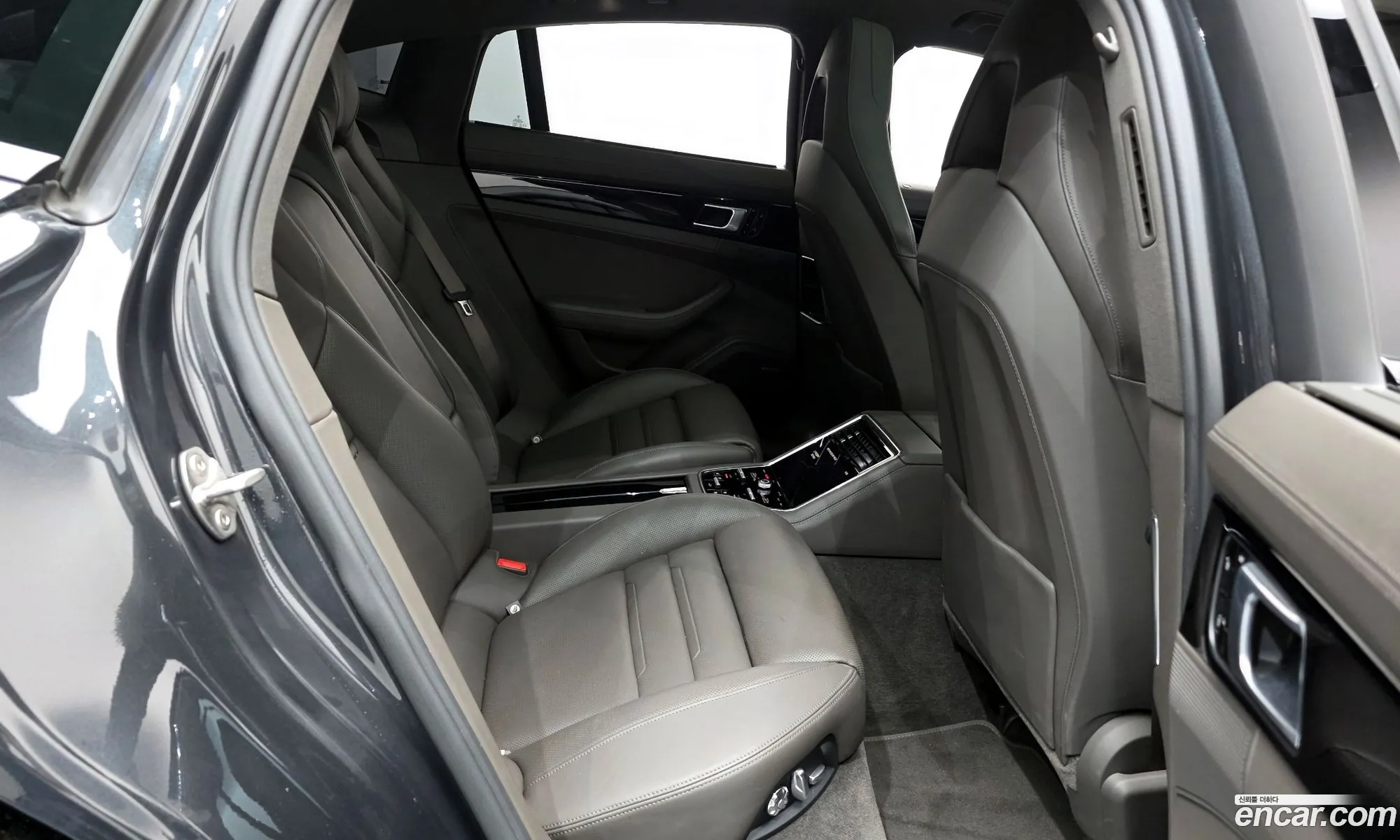 Porsche Panamera 2018 WP0AA297XJL112219 — 3